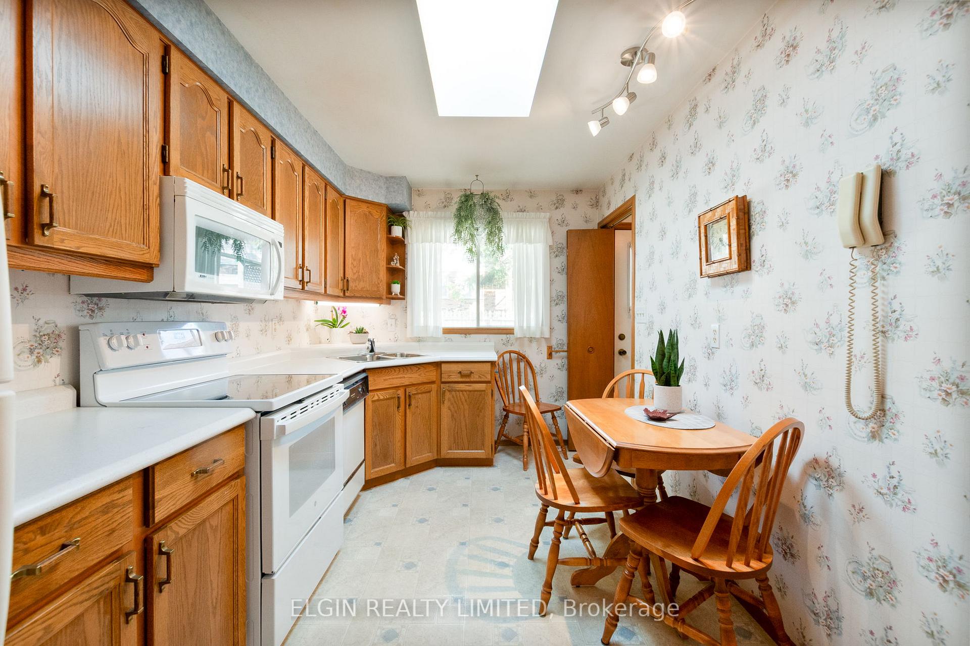 Photo 16 of 45 Bonnie Place, St. Thomas — HOMEH