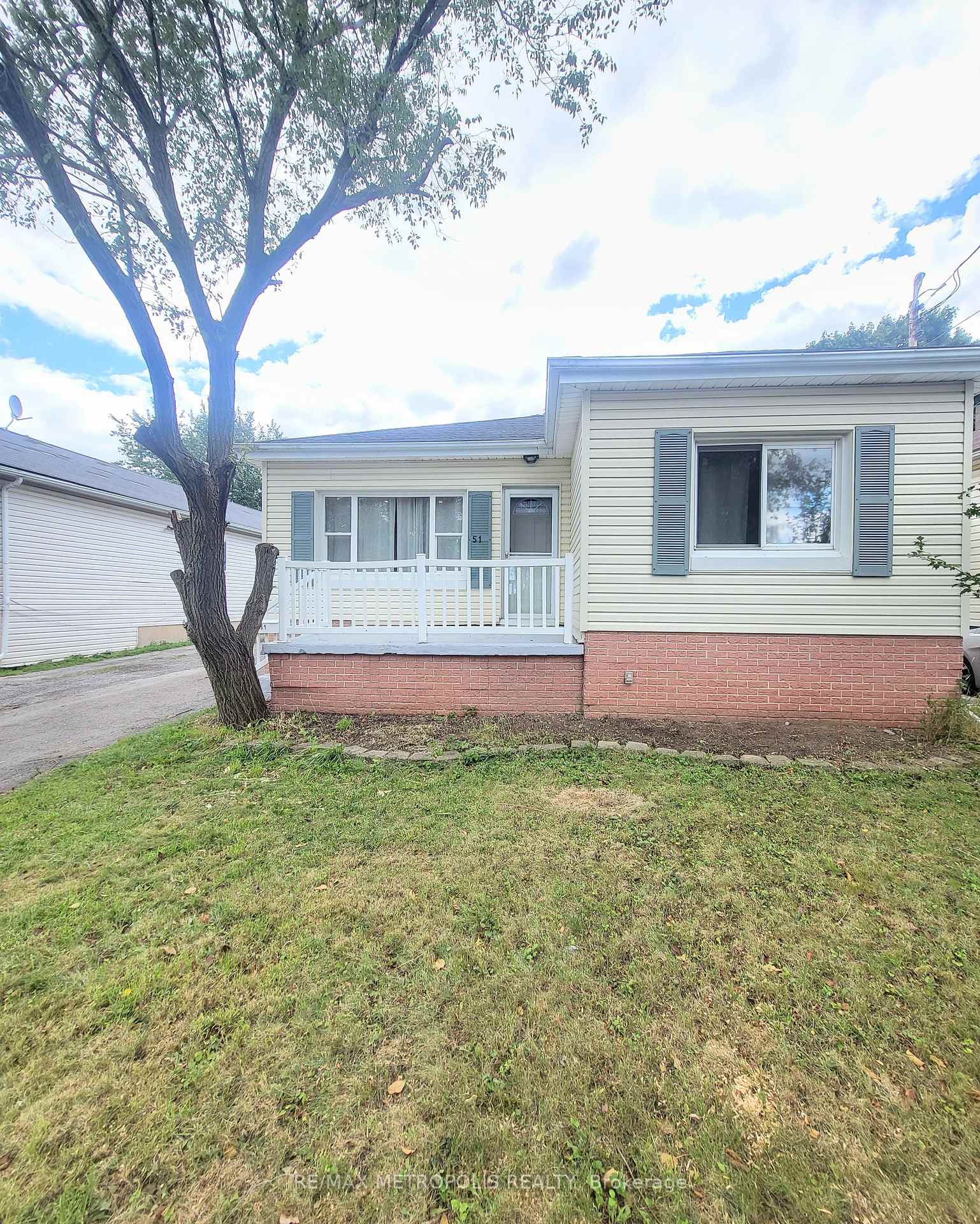 Photo 3 of 51 Michael Avenue, St. Catharines, Burleigh Hill — HOMEH