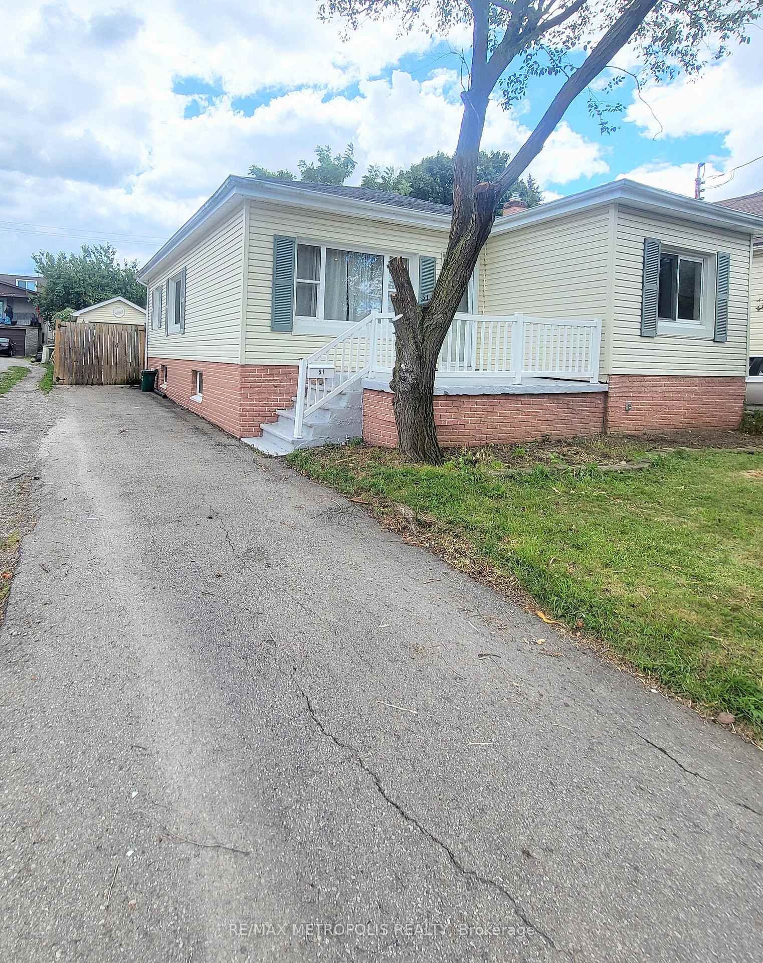 Photo 4 of 51 Michael Avenue, St. Catharines, Burleigh Hill — HOMEH