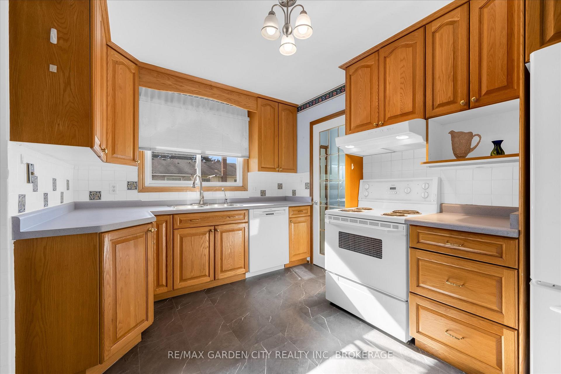 Photo 3 of 35 Allan Drive, St. Catharines, Fairview — HOMEH