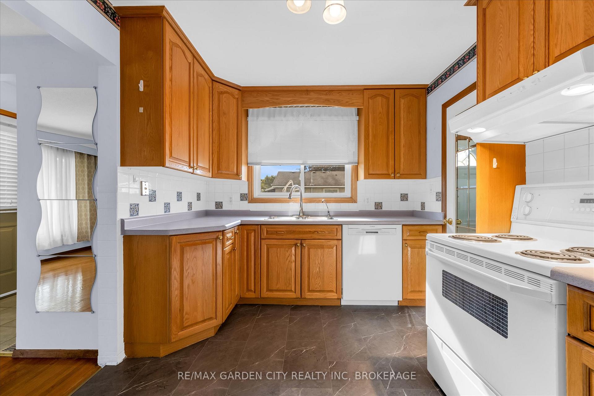 Photo 4 of 35 Allan Drive, St. Catharines, Fairview — HOMEH