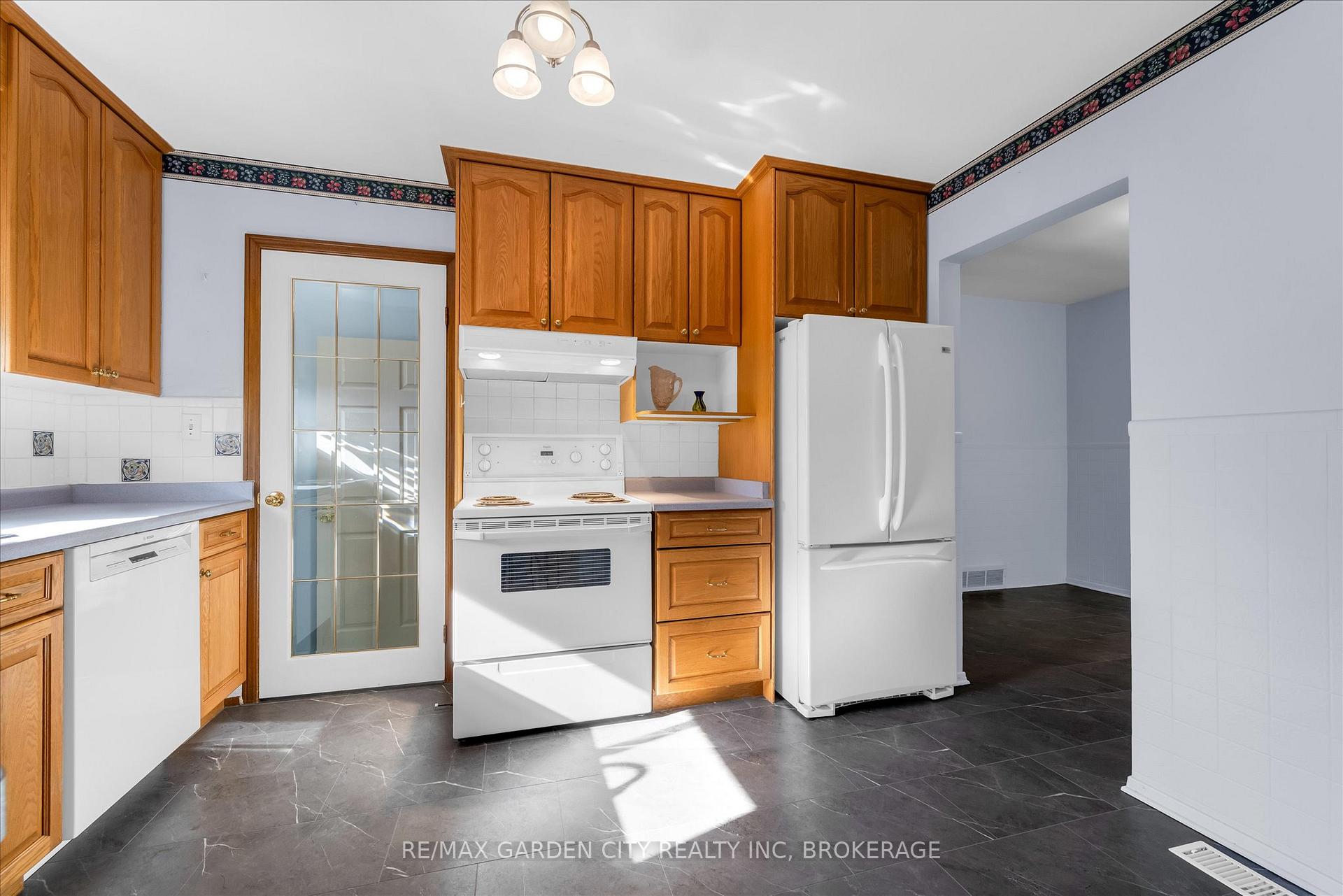 Photo 5 of 35 Allan Drive, St. Catharines, Fairview — HOMEH