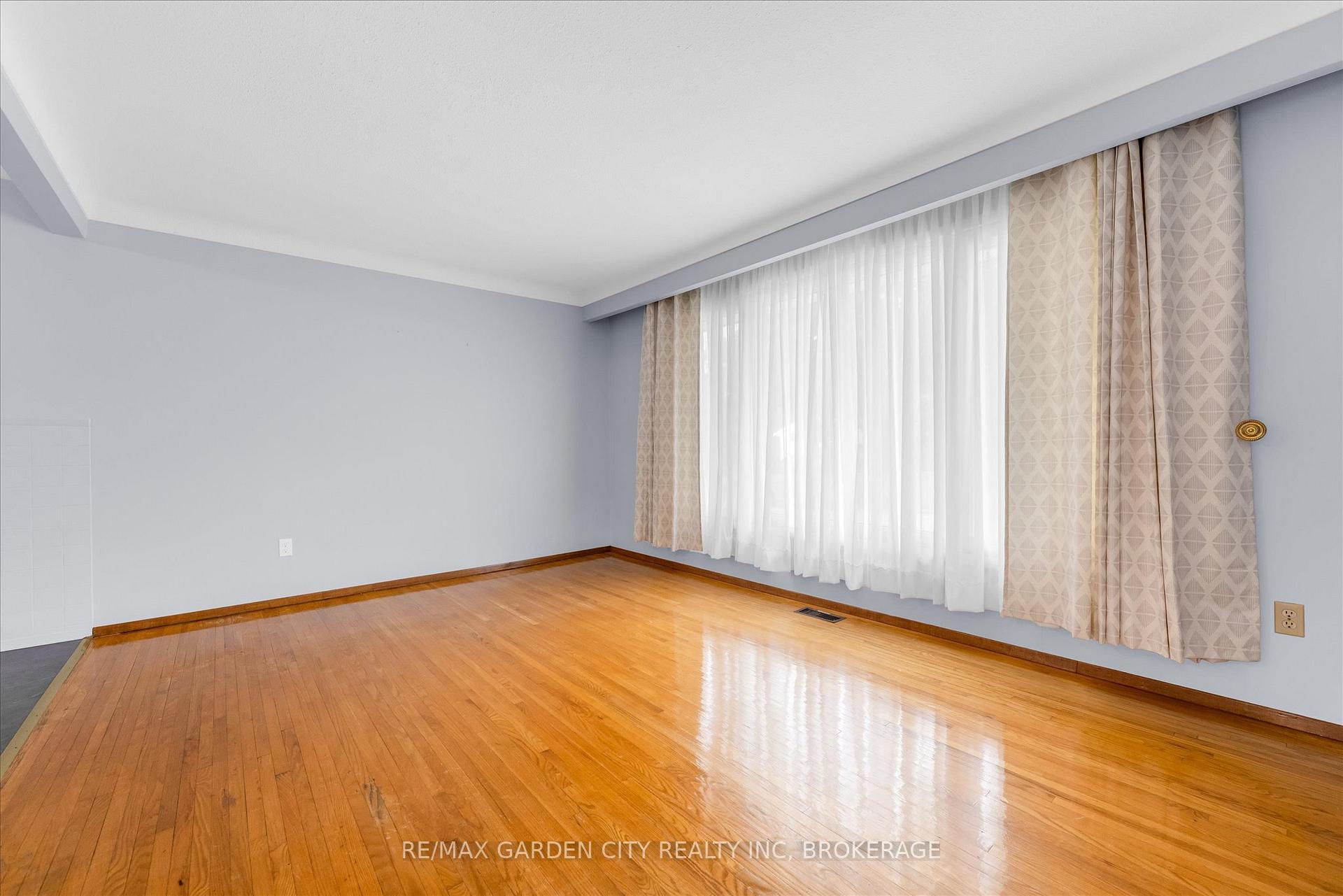 Photo 9 of 35 Allan Drive, St. Catharines, Fairview — HOMEH
