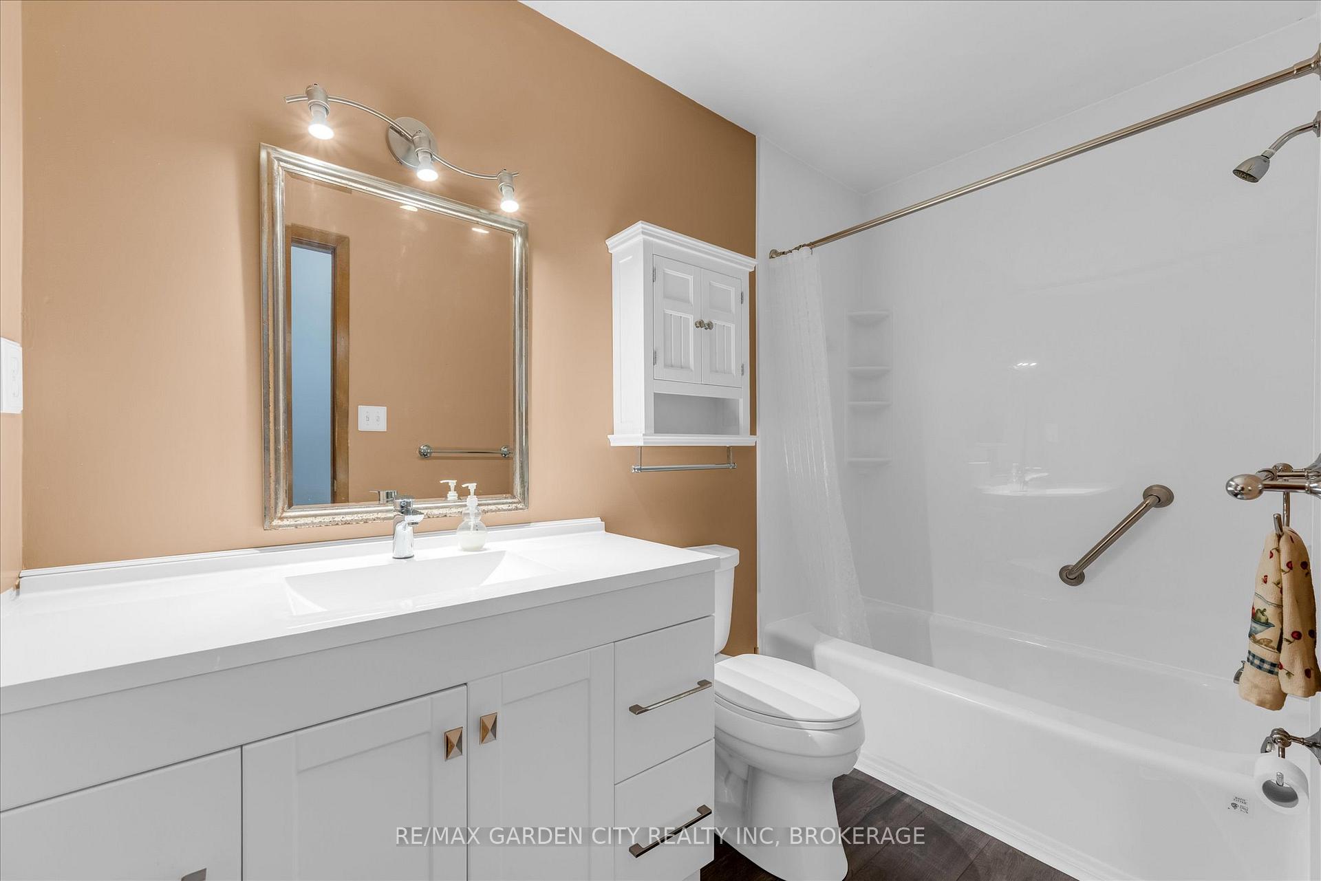 Photo 10 of 35 Allan Drive, St. Catharines, Fairview — HOMEH
