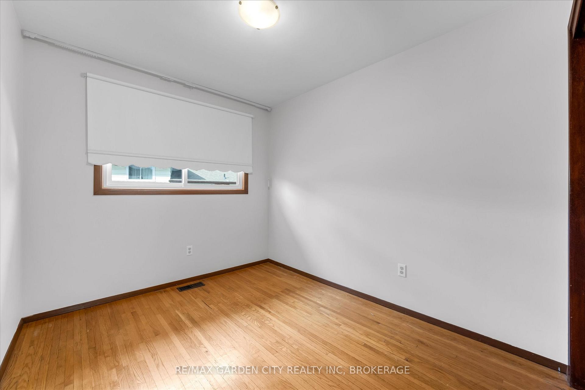 Photo 11 of 35 Allan Drive, St. Catharines, Fairview — HOMEH