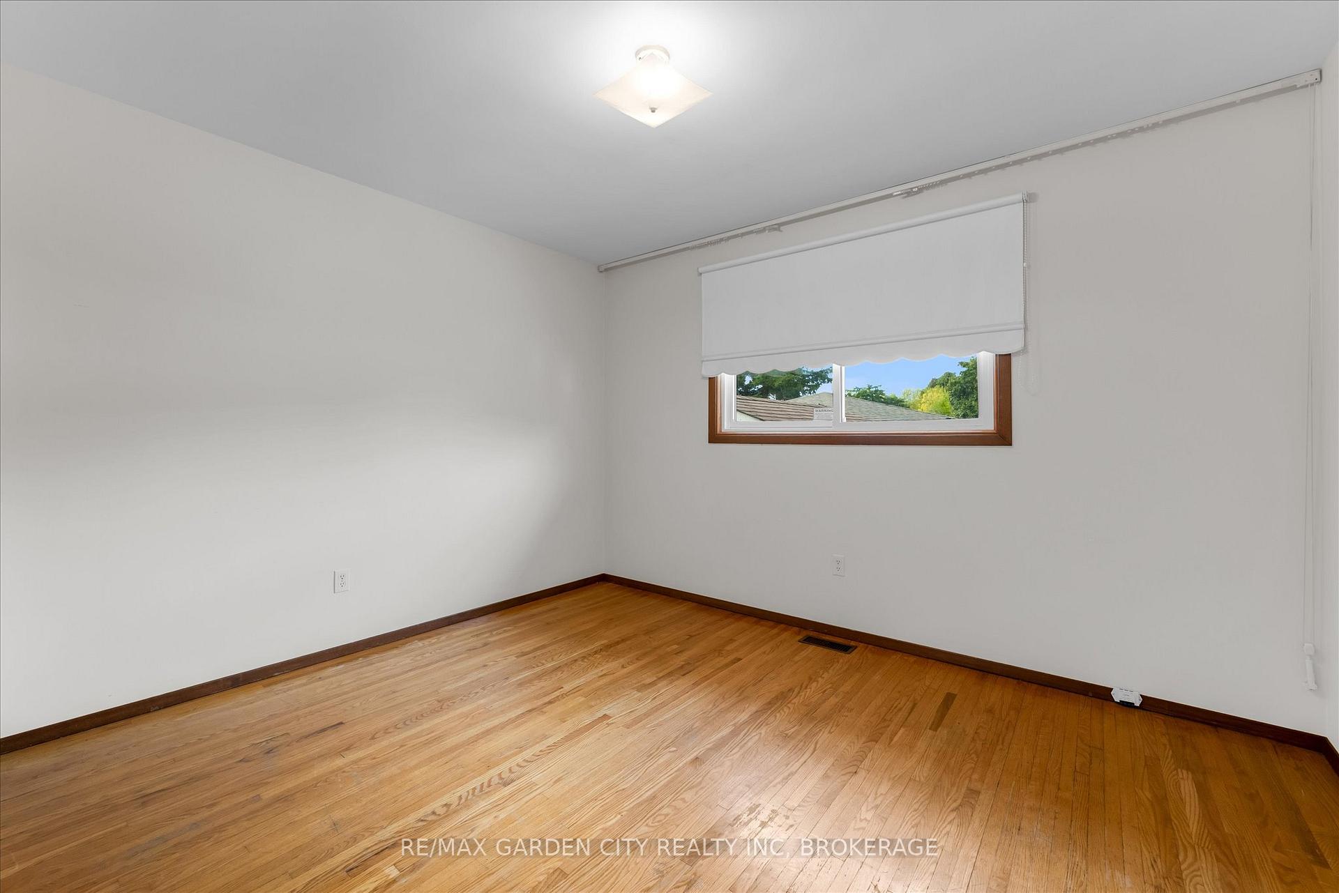 Photo 13 of 35 Allan Drive, St. Catharines, Fairview — HOMEH