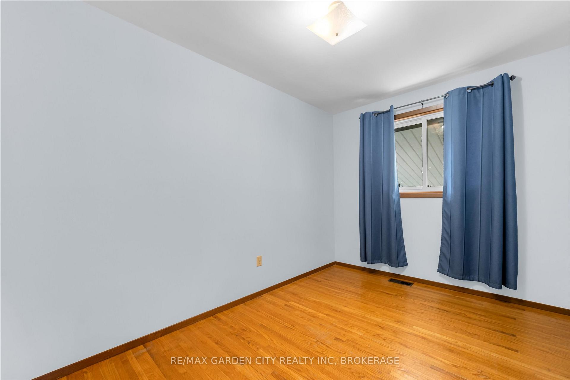 Photo 15 of 35 Allan Drive, St. Catharines, Fairview — HOMEH