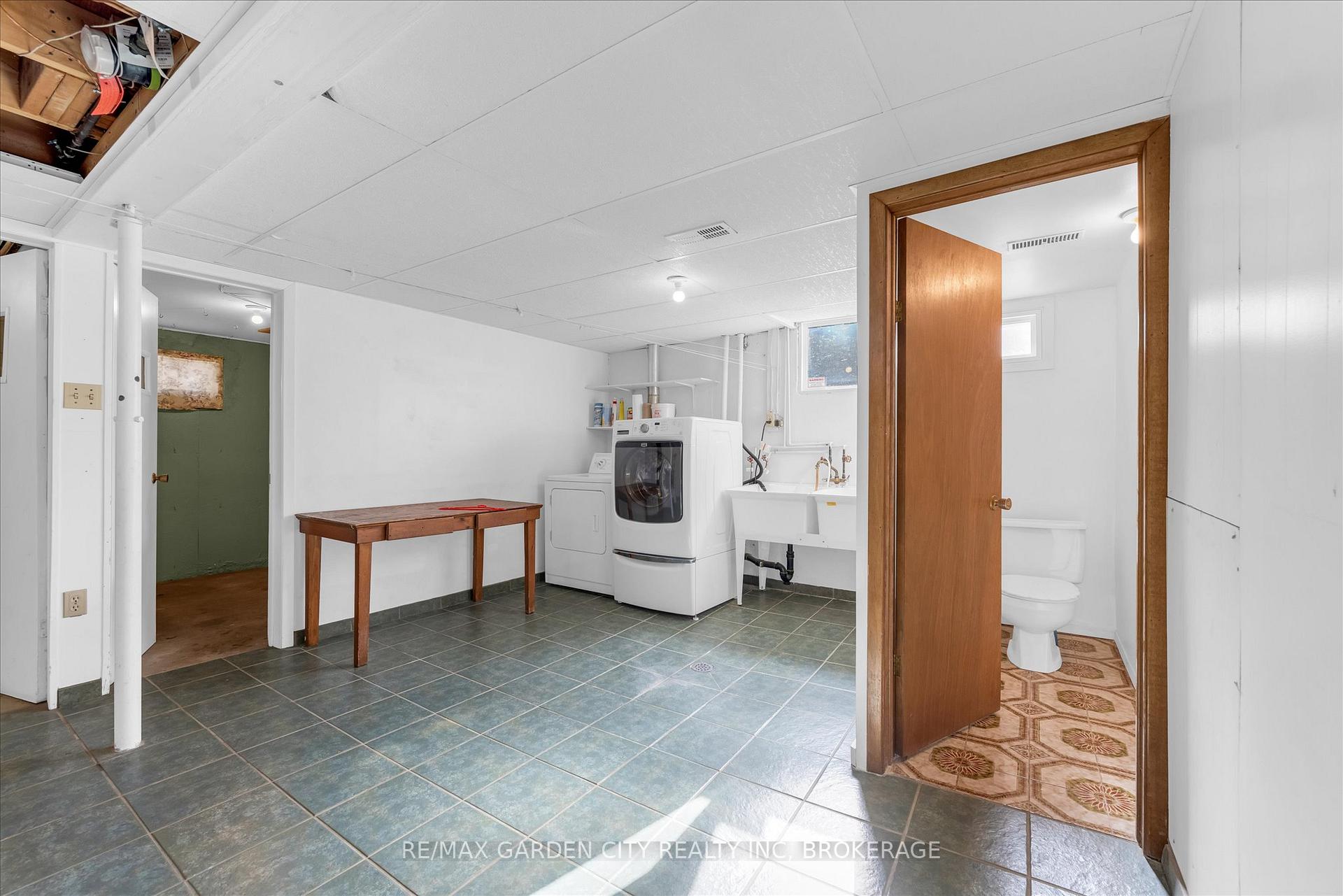 Photo 17 of 35 Allan Drive, St. Catharines, Fairview — HOMEH