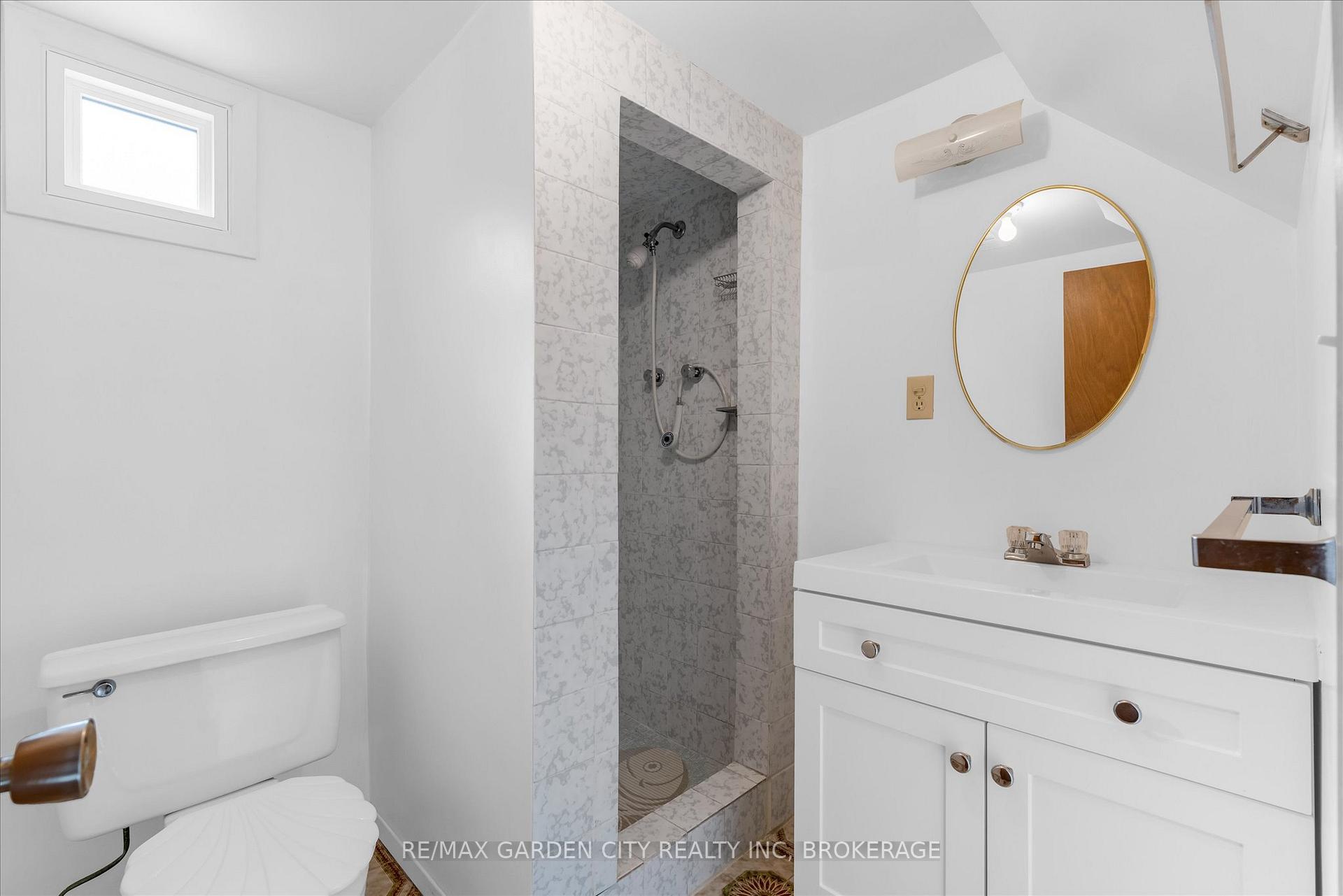 Photo 18 of 35 Allan Drive, St. Catharines, Fairview — HOMEH