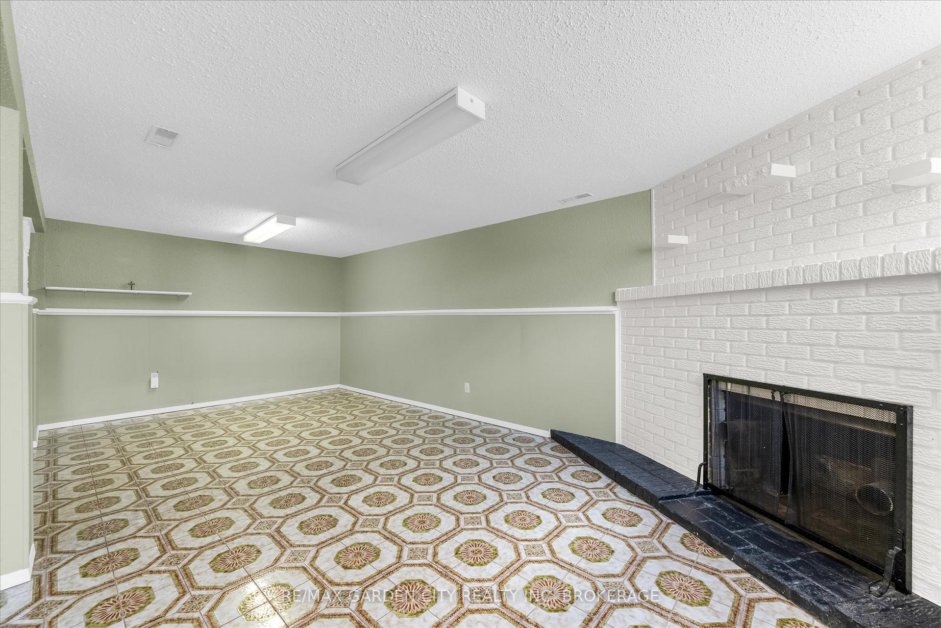 Photo 21 of 35 Allan Drive, St. Catharines, Fairview — HOMEH