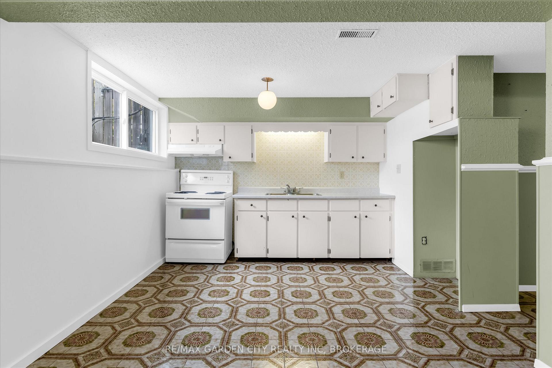 Photo 22 of 35 Allan Drive, St. Catharines, Fairview — HOMEH