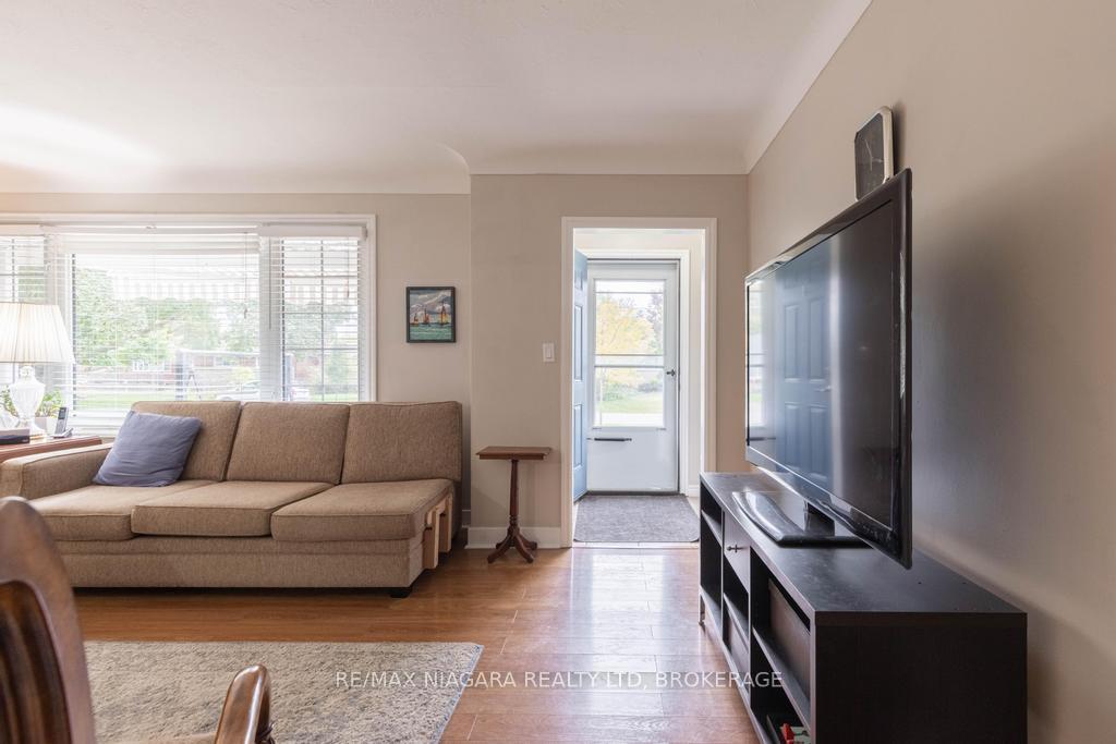 Photo 3 of 96 Royal Manor Drive, St. Catharines, Carlton/Bunting — HOMEH
