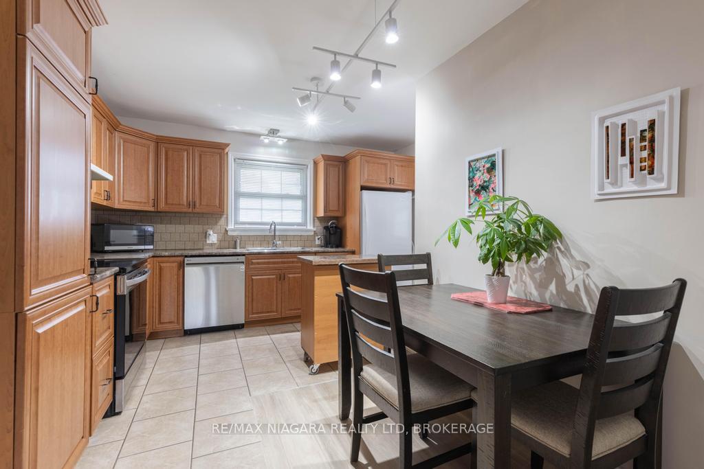 Photo 5 of 96 Royal Manor Drive, St. Catharines, Carlton/Bunting — HOMEH
