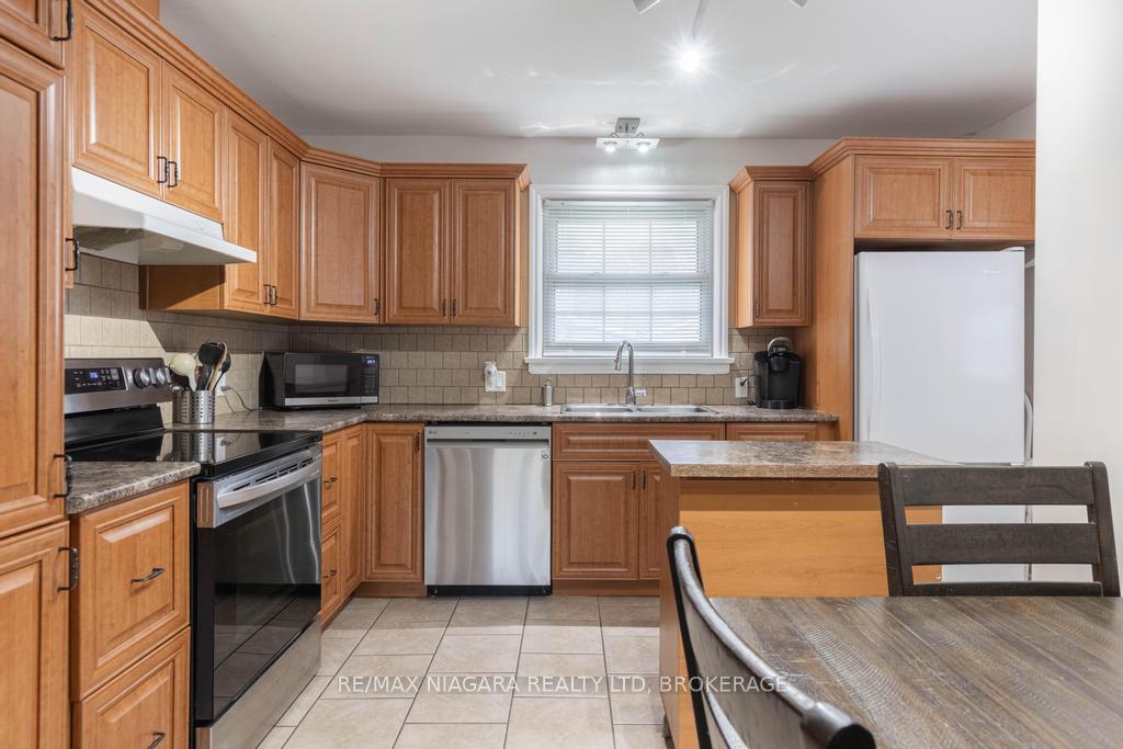 Photo 6 of 96 Royal Manor Drive, St. Catharines, Carlton/Bunting — HOMEH