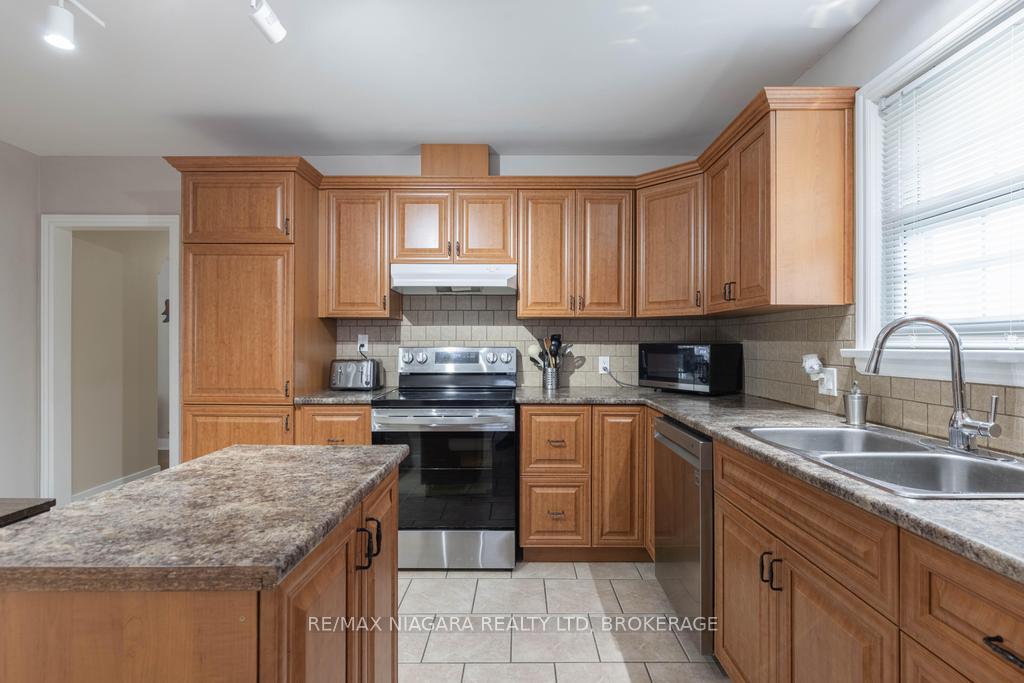 Photo 7 of 96 Royal Manor Drive, St. Catharines, Carlton/Bunting — HOMEH