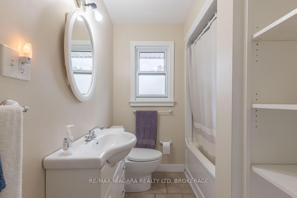 Photo 11 of 96 Royal Manor Drive, St. Catharines, Carlton/Bunting — HOMEH