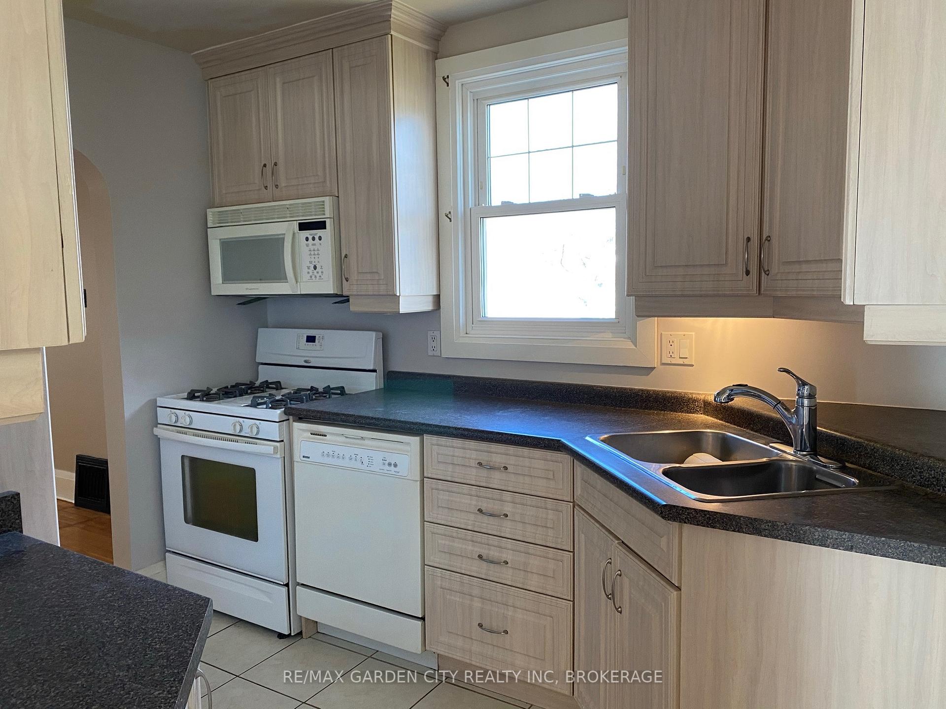 Photo 3 of 12 Lincoln Avenue, St. Catharines, Oakdale — HOMEH