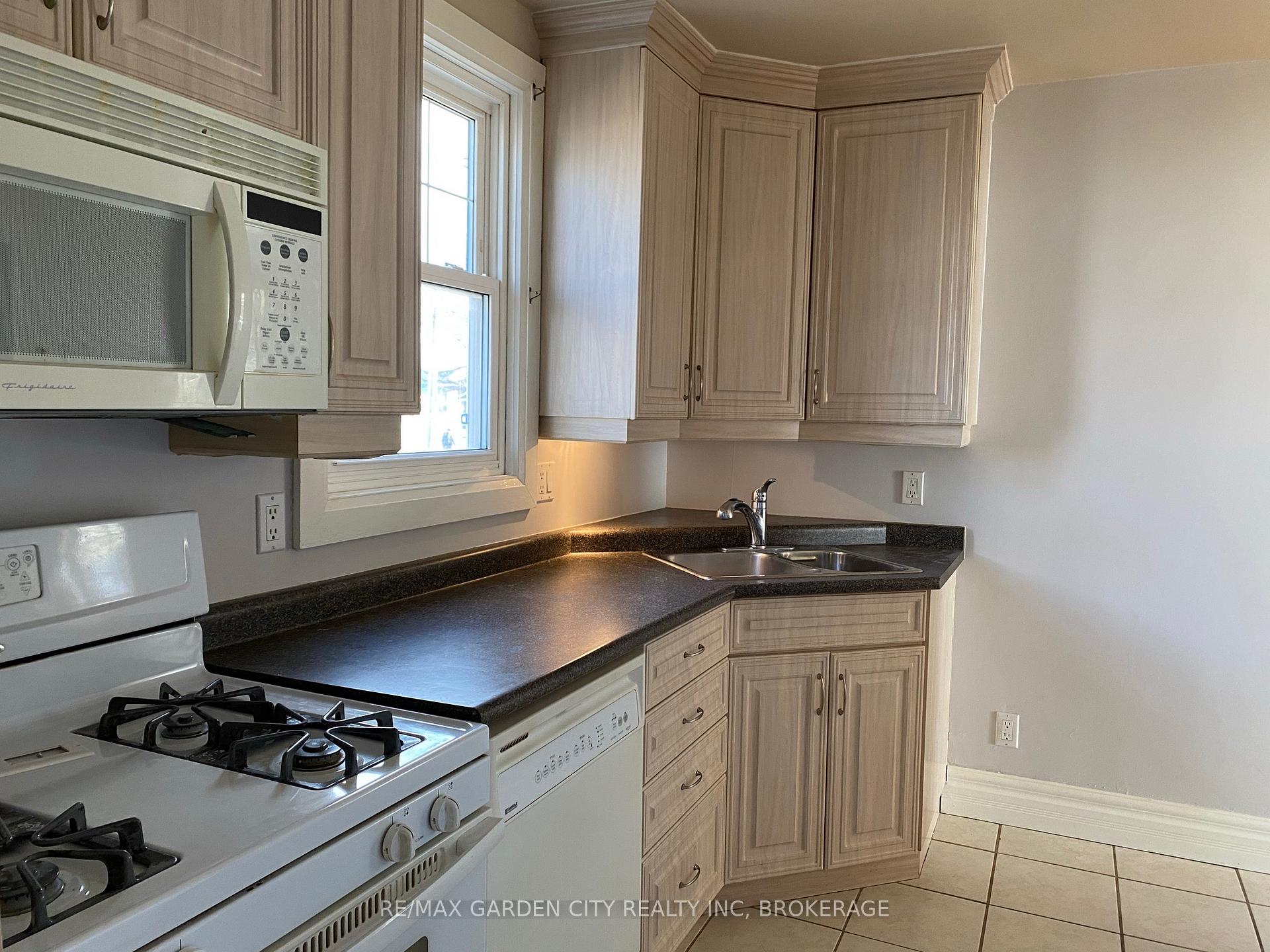 Photo 4 of 12 Lincoln Avenue, St. Catharines, Oakdale — HOMEH