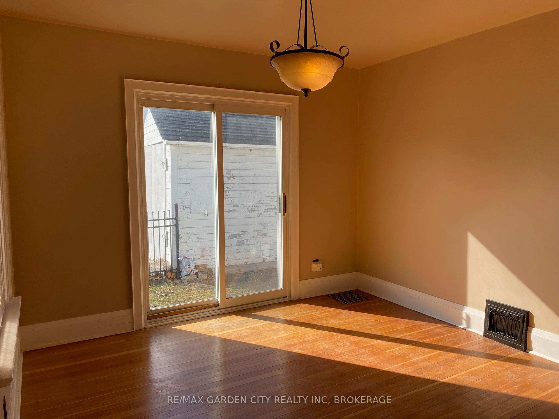 Photo 6 of 12 Lincoln Avenue, St. Catharines, Oakdale — HOMEH