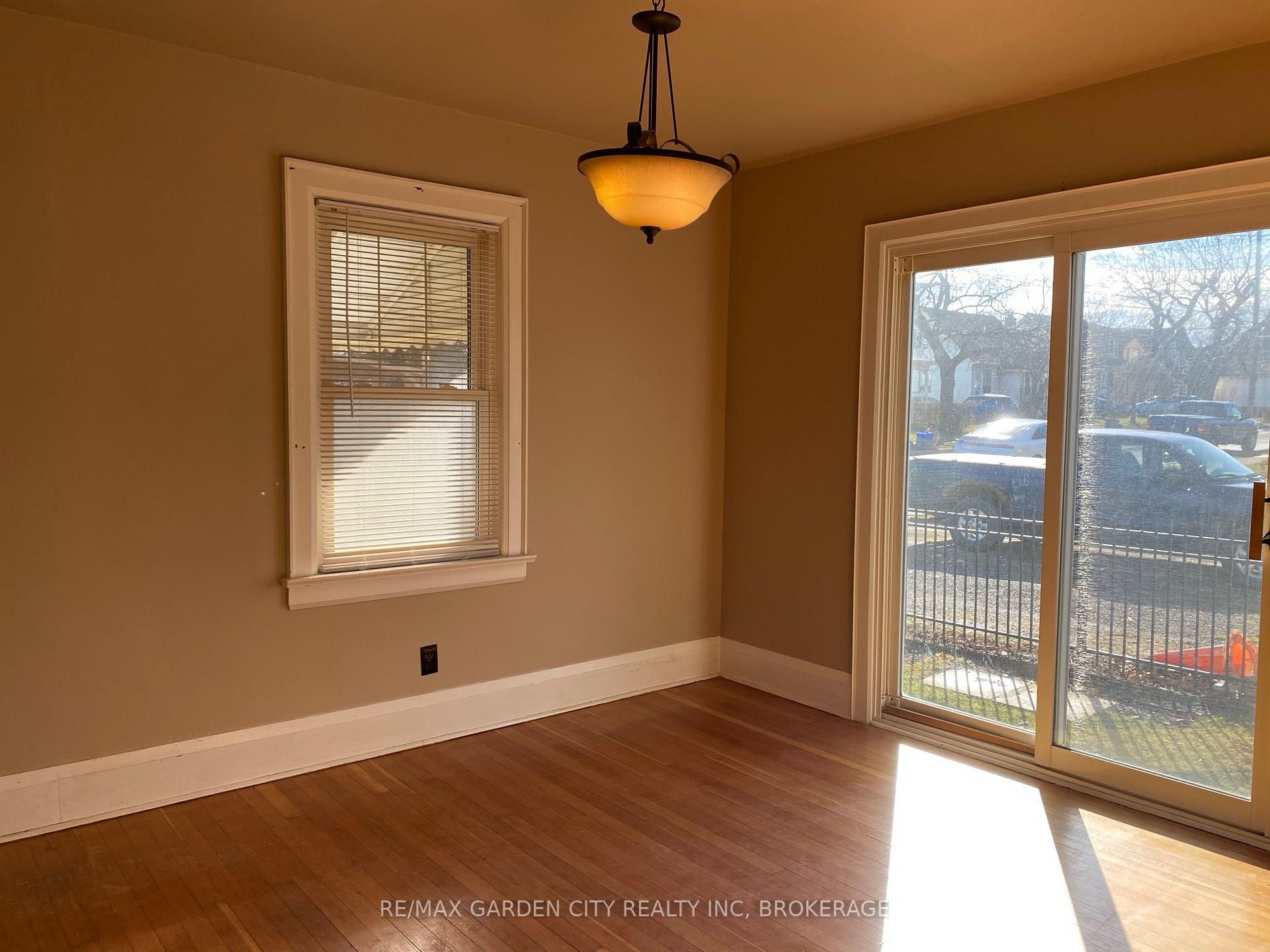 Photo 7 of 12 Lincoln Avenue, St. Catharines, Oakdale — HOMEH