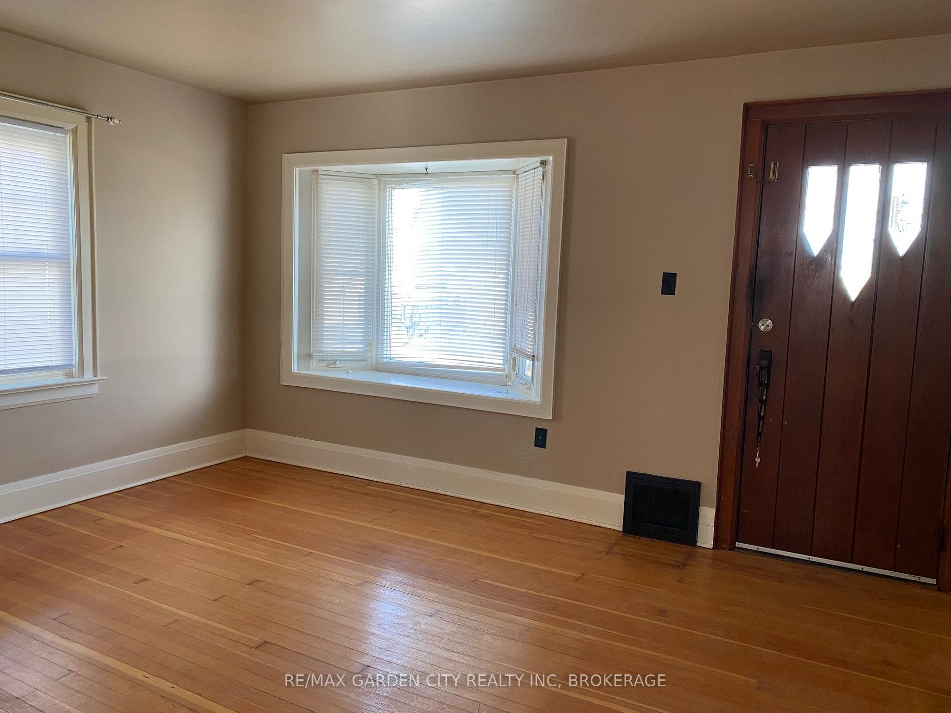 Photo 8 of 12 Lincoln Avenue, St. Catharines, Oakdale — HOMEH