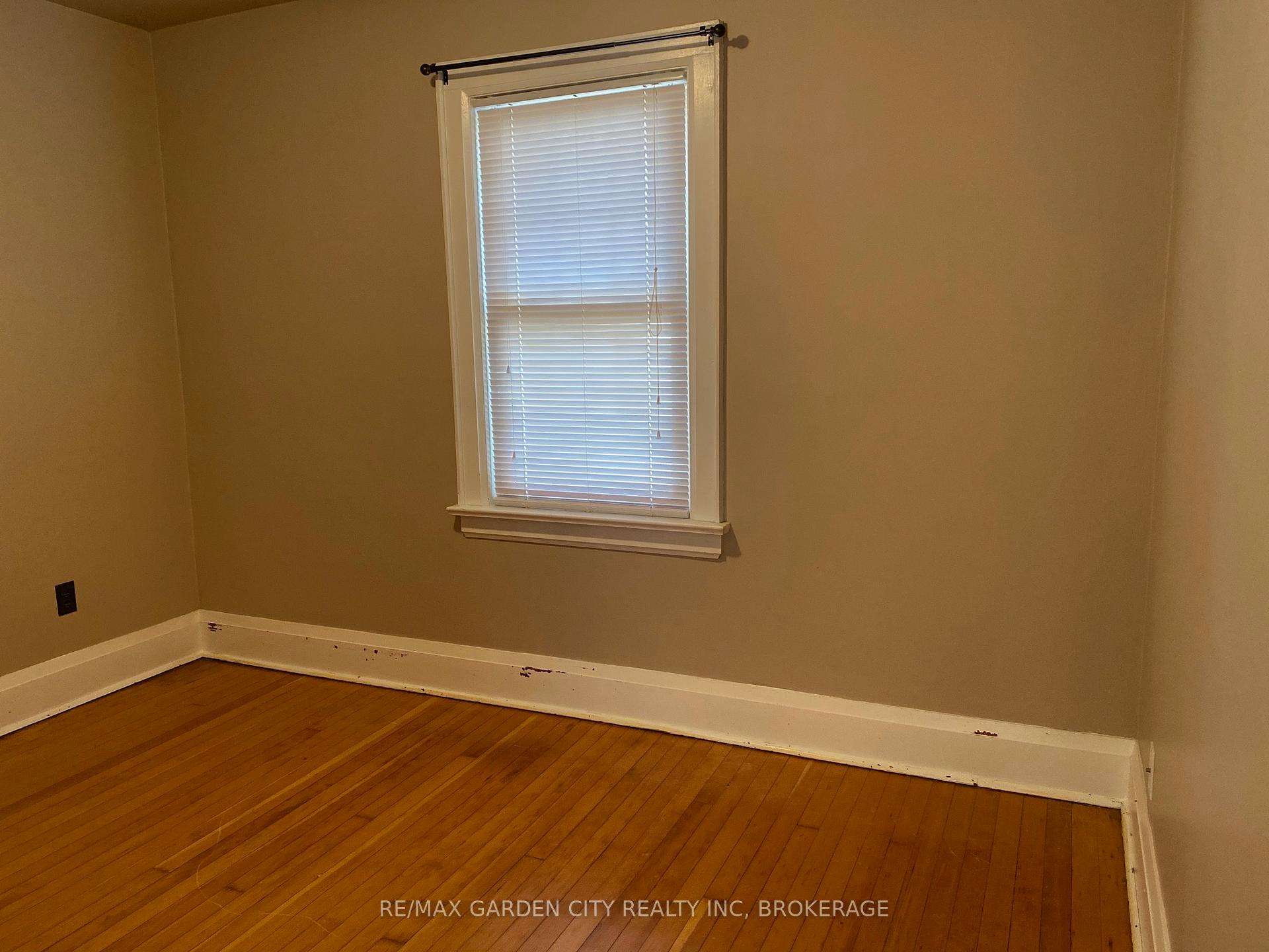 Photo 11 of 12 Lincoln Avenue, St. Catharines, Oakdale — HOMEH