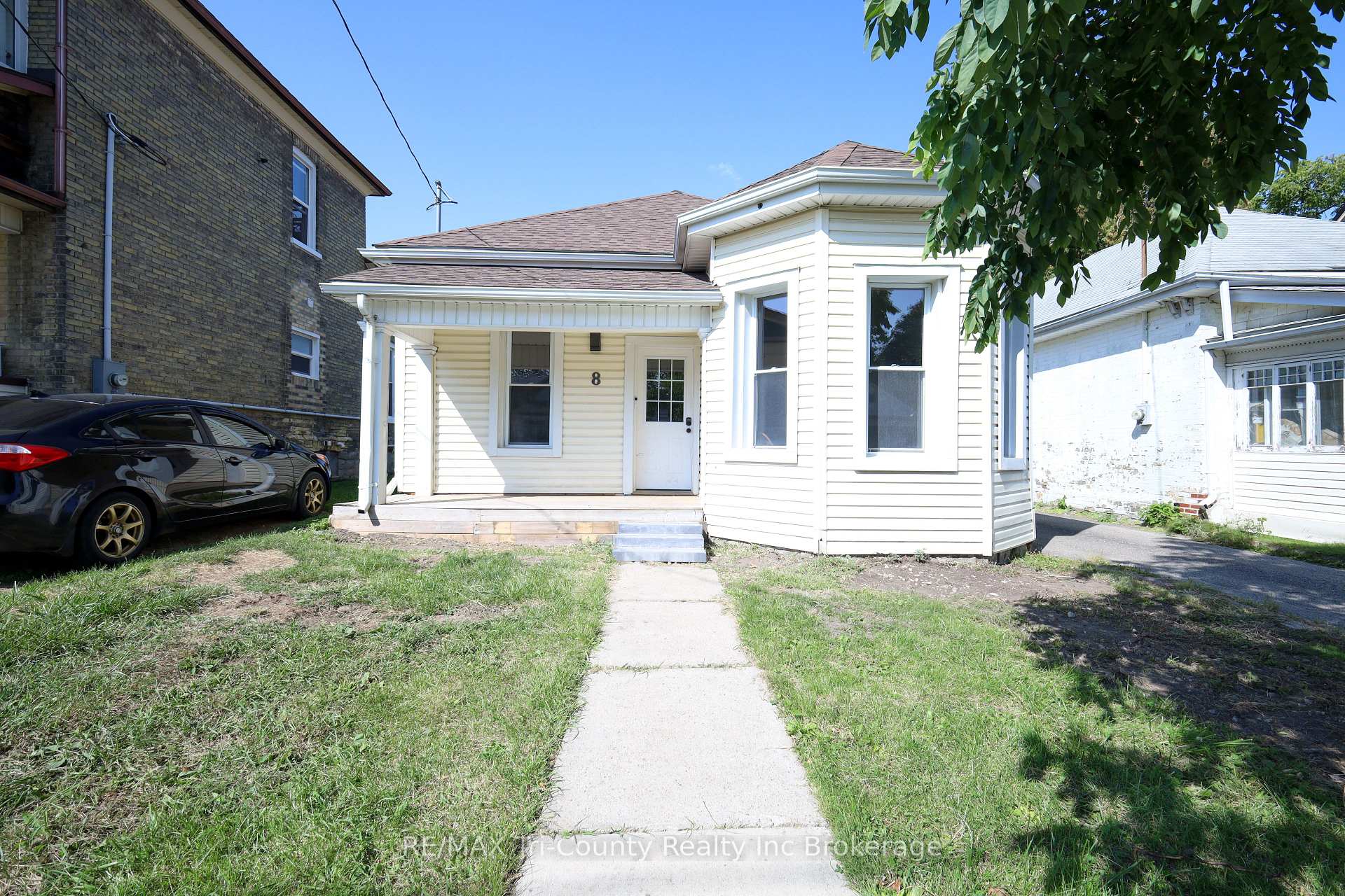 Photo 2 of 8 Erie Street, St. Thomas — HOMEH