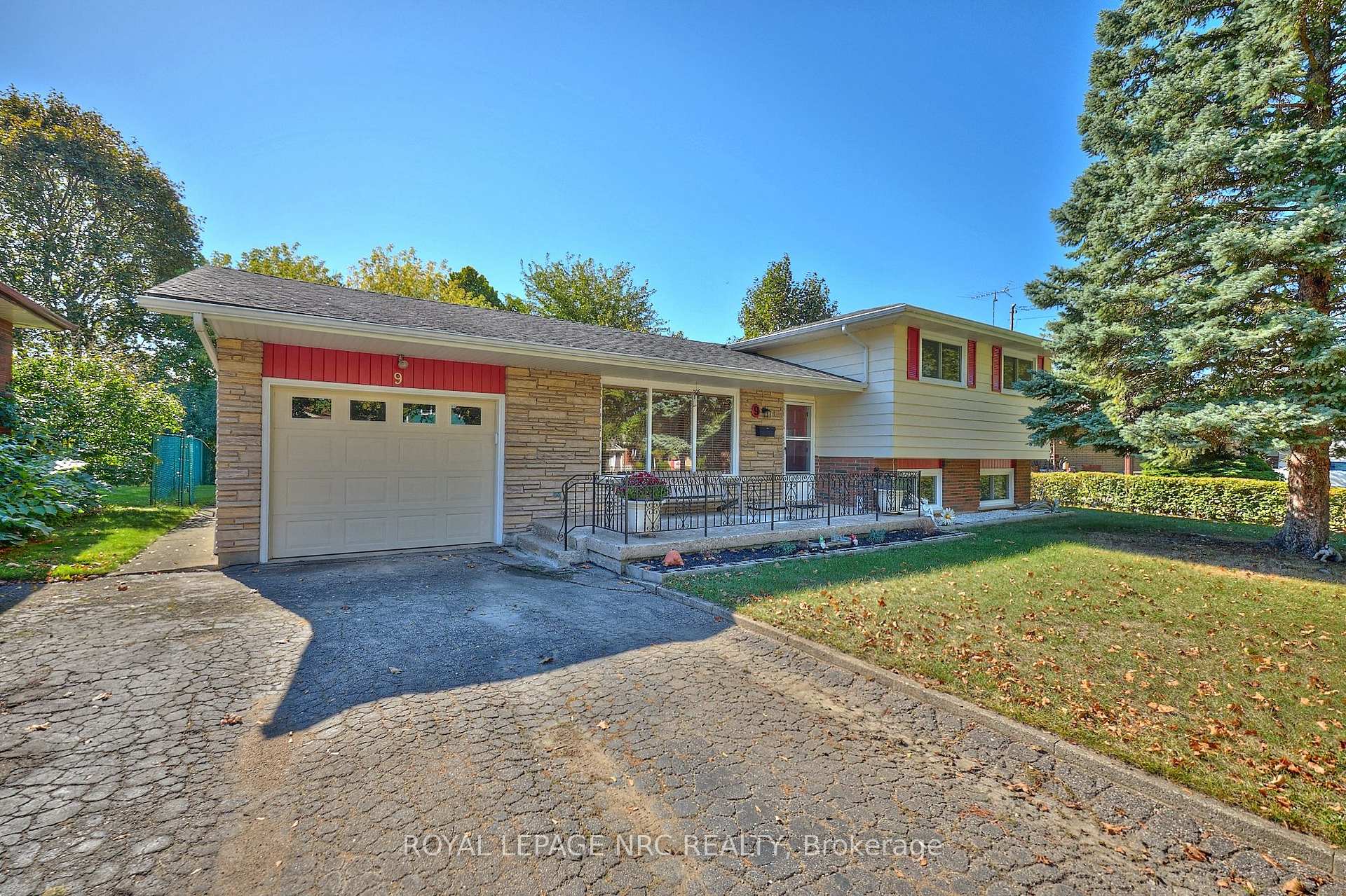 Photo 2 of 9 Royal Manor Drive, St. Catharines, Carlton/Bunting — HOMEH