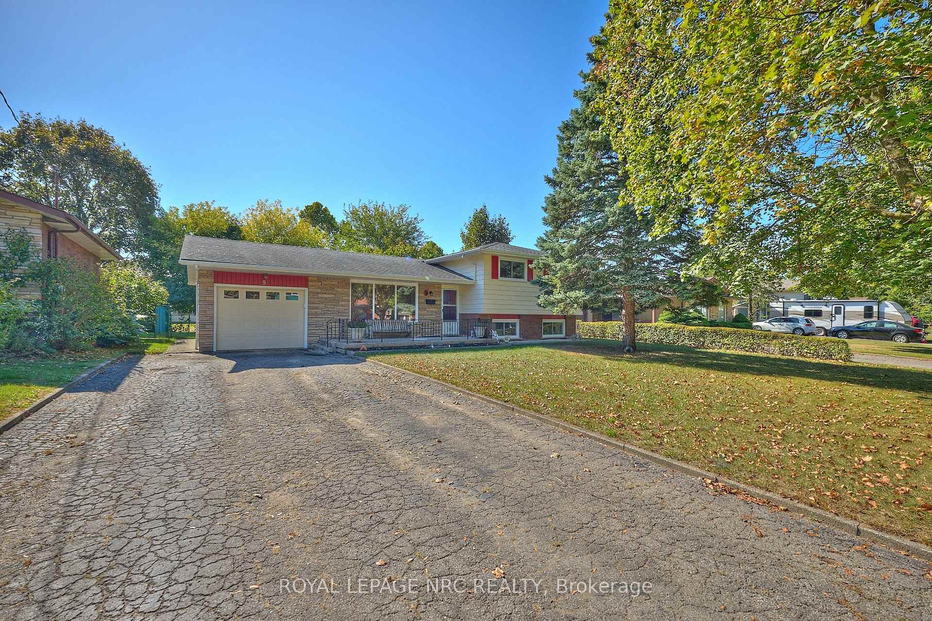 Photo 3 of 9 Royal Manor Drive, St. Catharines, Carlton/Bunting — HOMEH