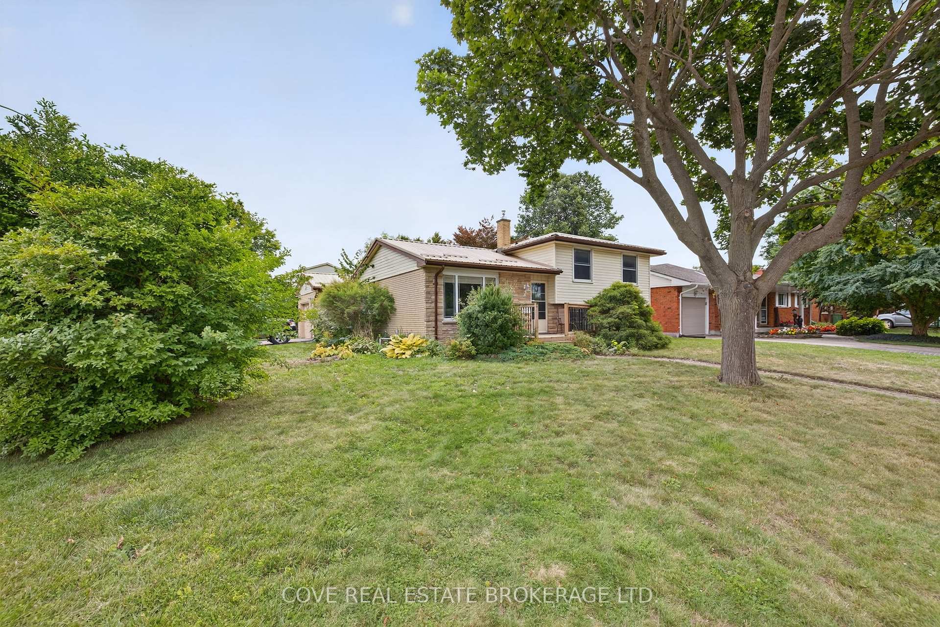 Photo 3 of 2 Aspen Avenue, St. Thomas — HOMEH
