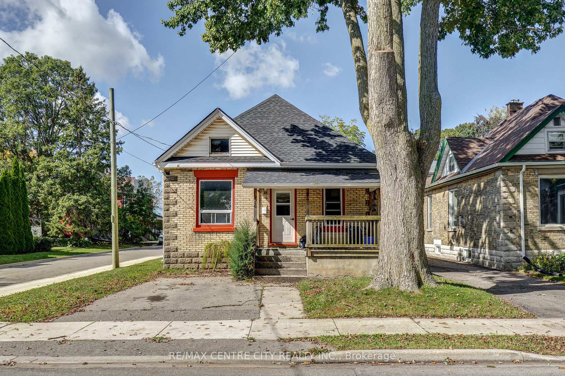 Photo 2 of 16 Woodworth Avenue, St. Thomas — HOMEH