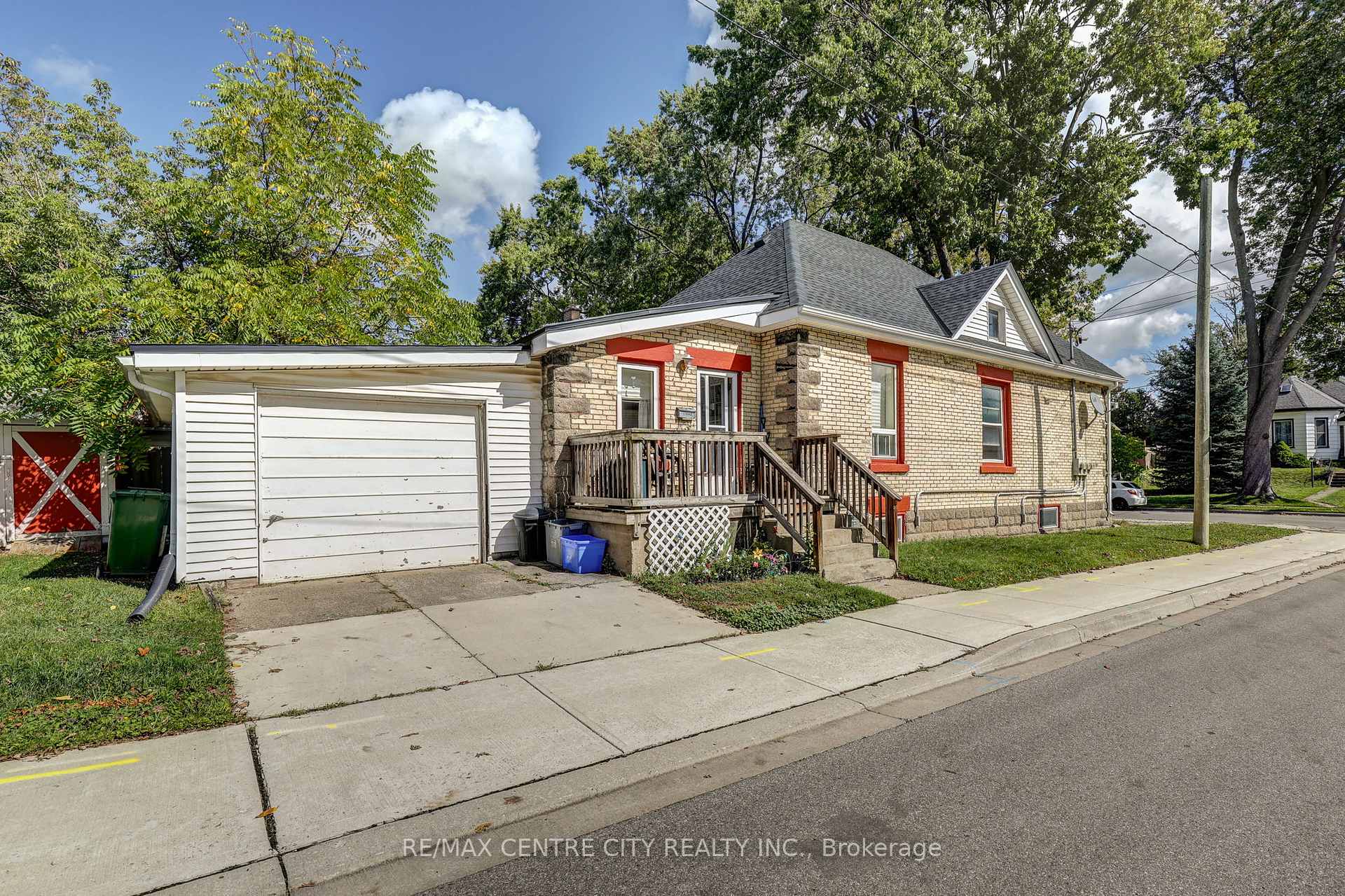 Photo 3 of 16 Woodworth Avenue, St. Thomas — HOMEH