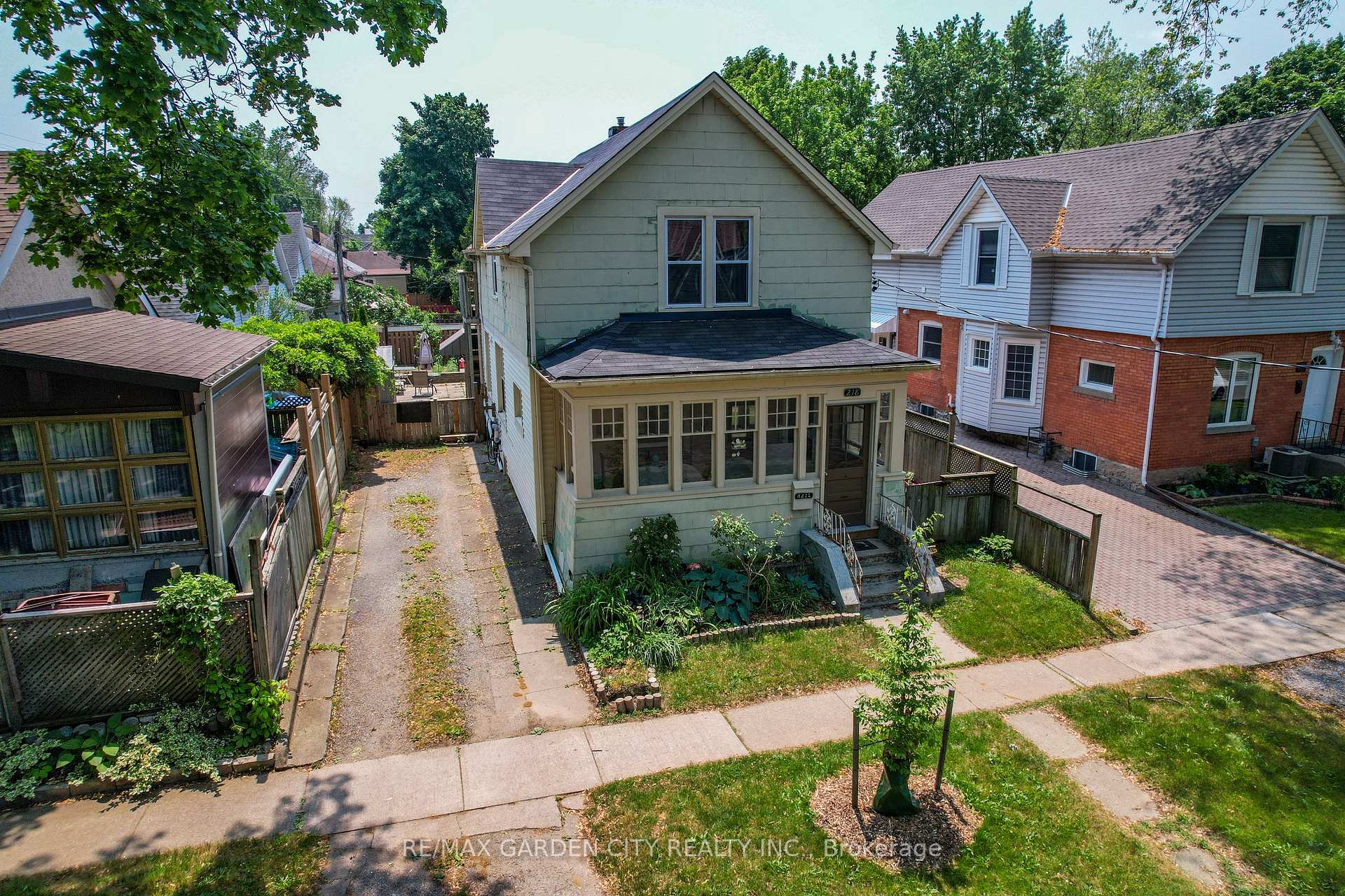 Photo 2 of 218 Russell Avenue S, St. Catharines, Downtown — HOMEH