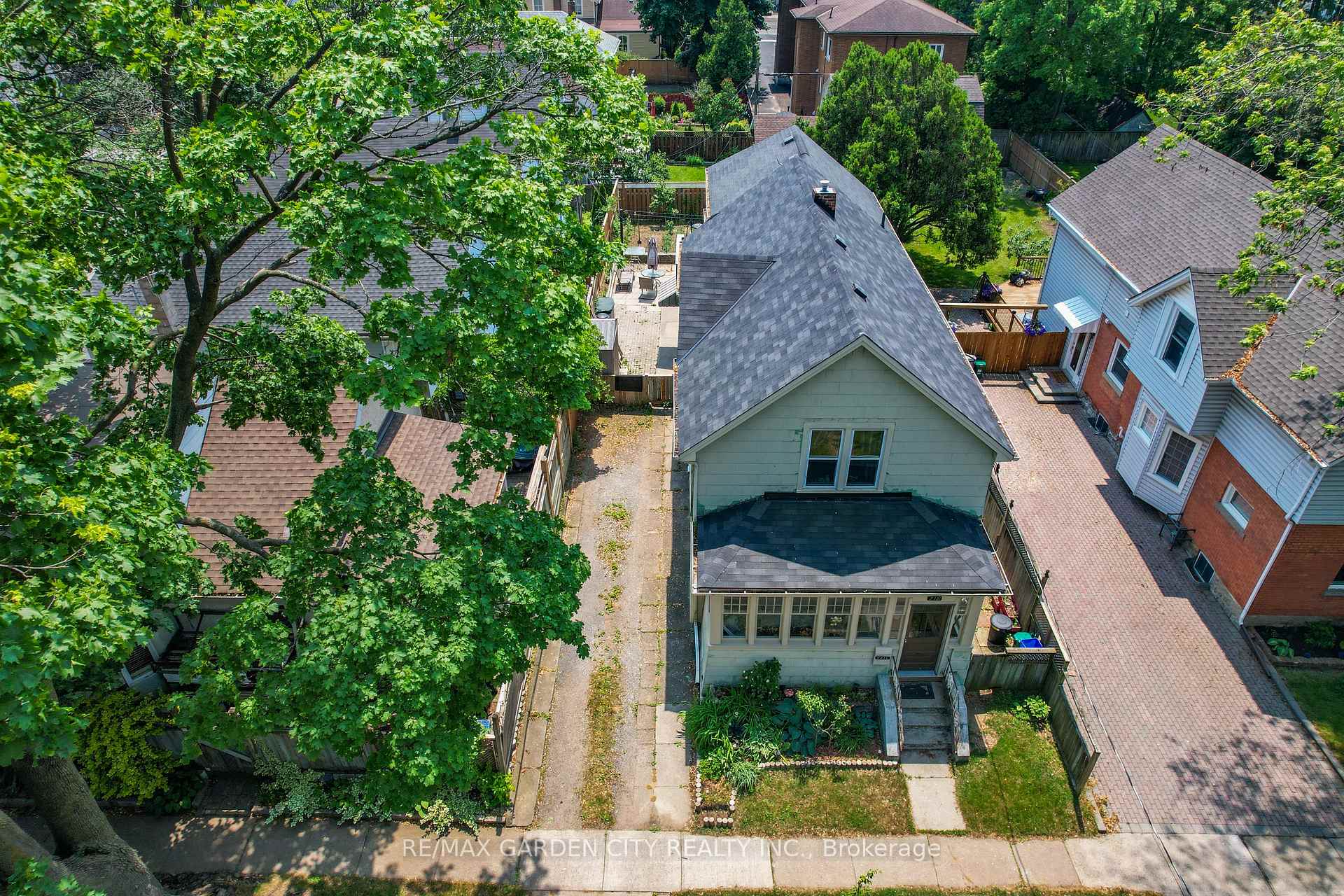Photo 3 of 218 Russell Avenue S, St. Catharines, Downtown — HOMEH