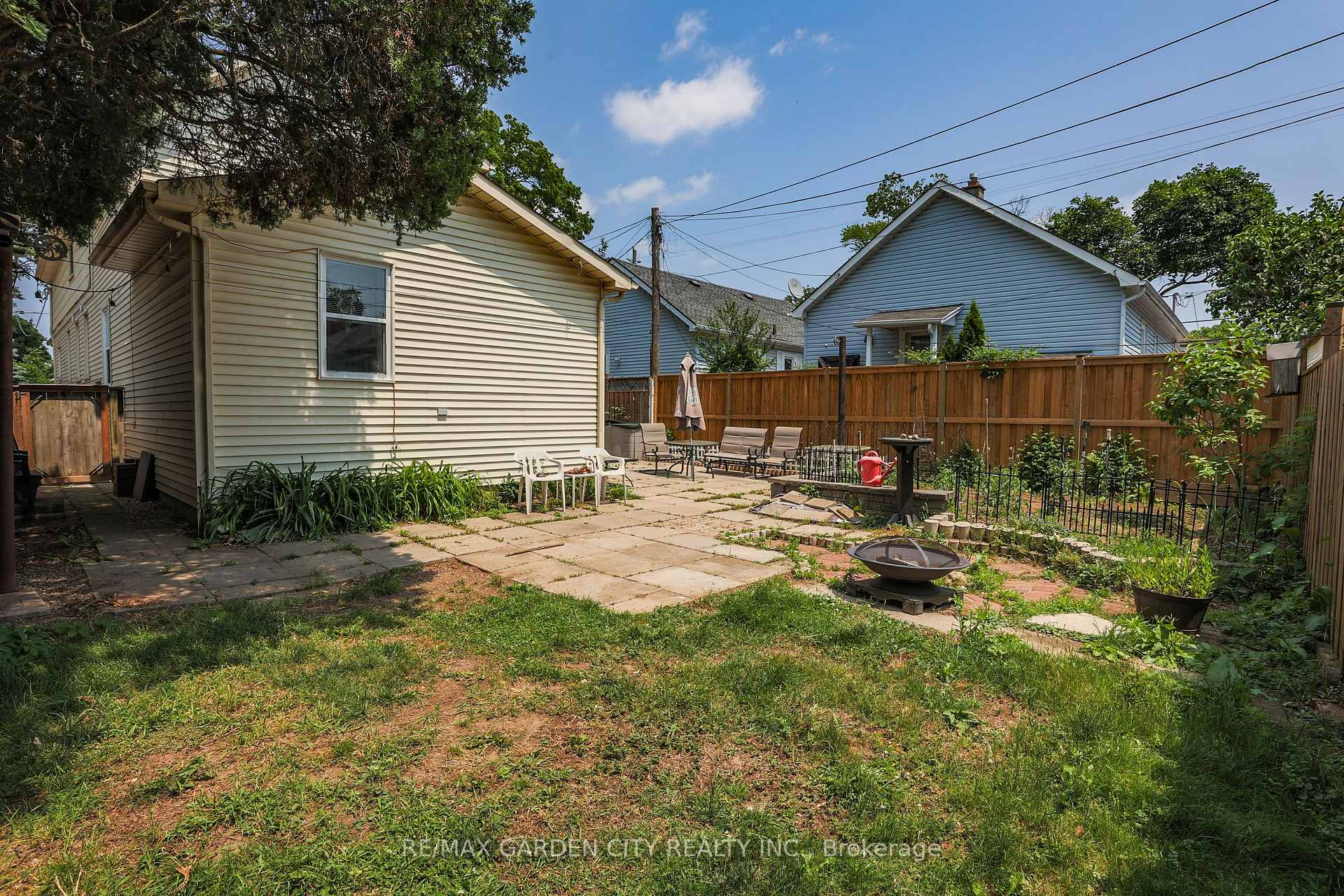 Photo 4 of 218 Russell Avenue S, St. Catharines, Downtown — HOMEH