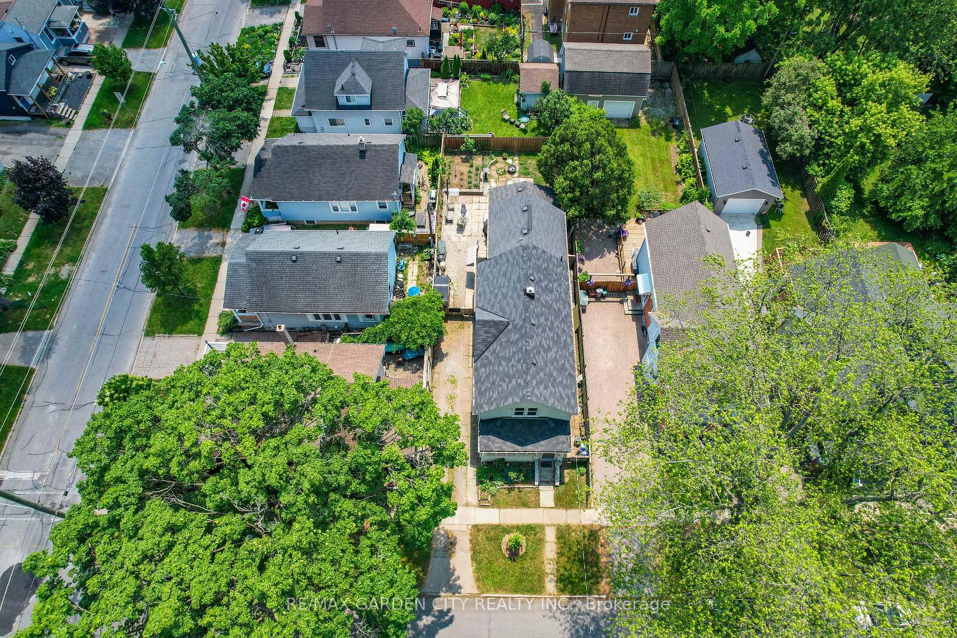 Photo 13 of 218 Russell Avenue S, St. Catharines, Downtown — HOMEH
