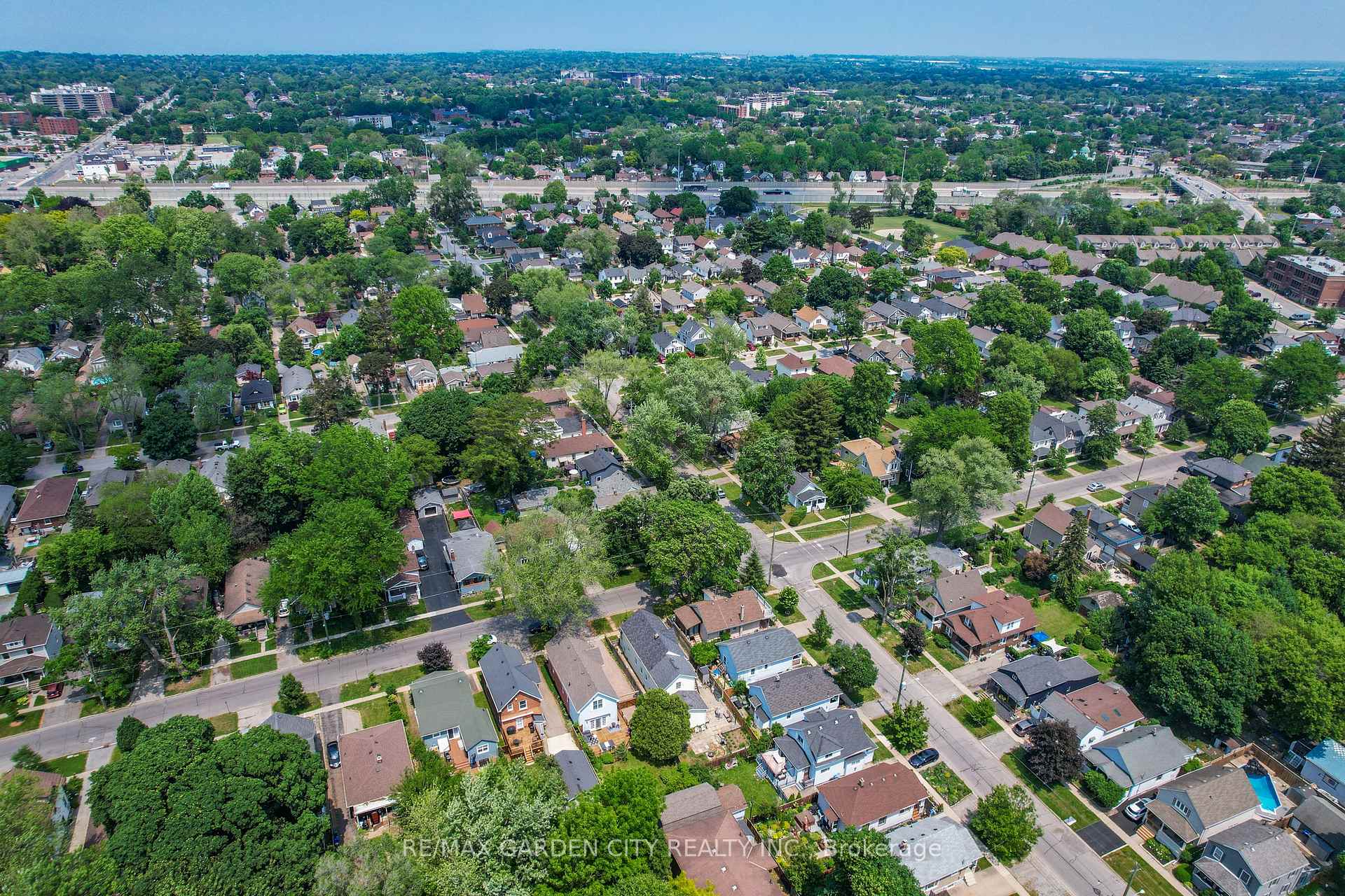 Photo 18 of 218 Russell Avenue S, St. Catharines, Downtown — HOMEH