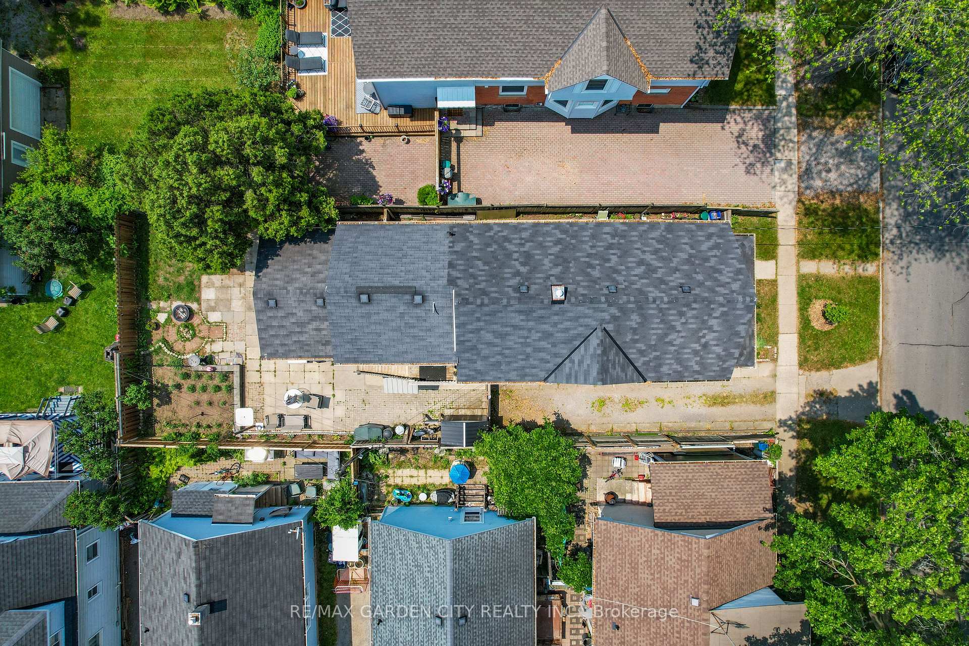 Photo 23 of 218 Russell Avenue S, St. Catharines, Downtown — HOMEH