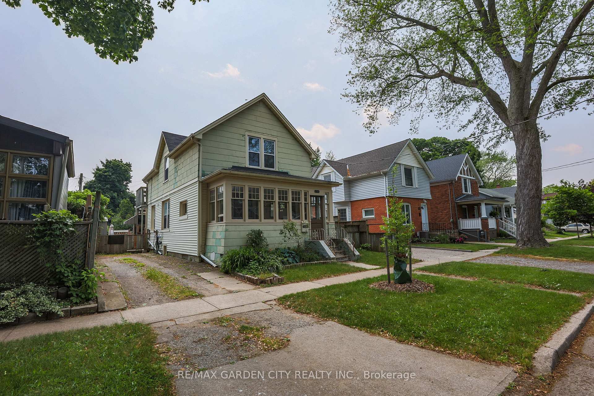 Photo 24 of 218 Russell Avenue S, St. Catharines, Downtown — HOMEH