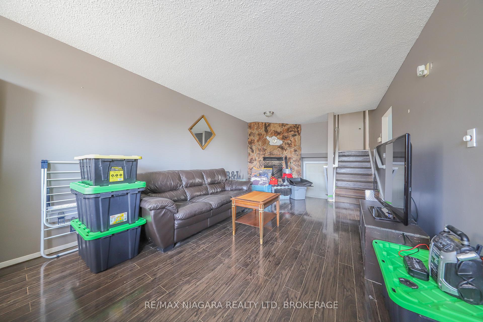 Photo 4 of 30 Garfield Lane, St. Catharines, Haig — HOMEH