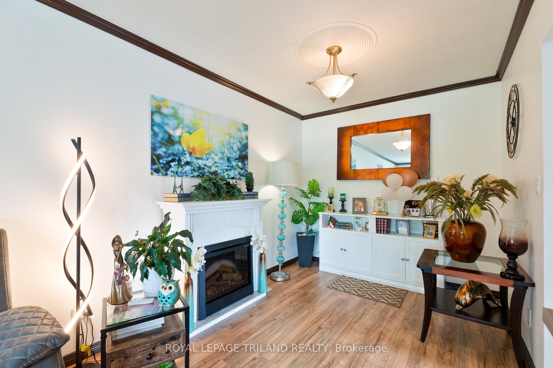 Photo 3 of 11 Gregory Place, St. Thomas — HOMEH