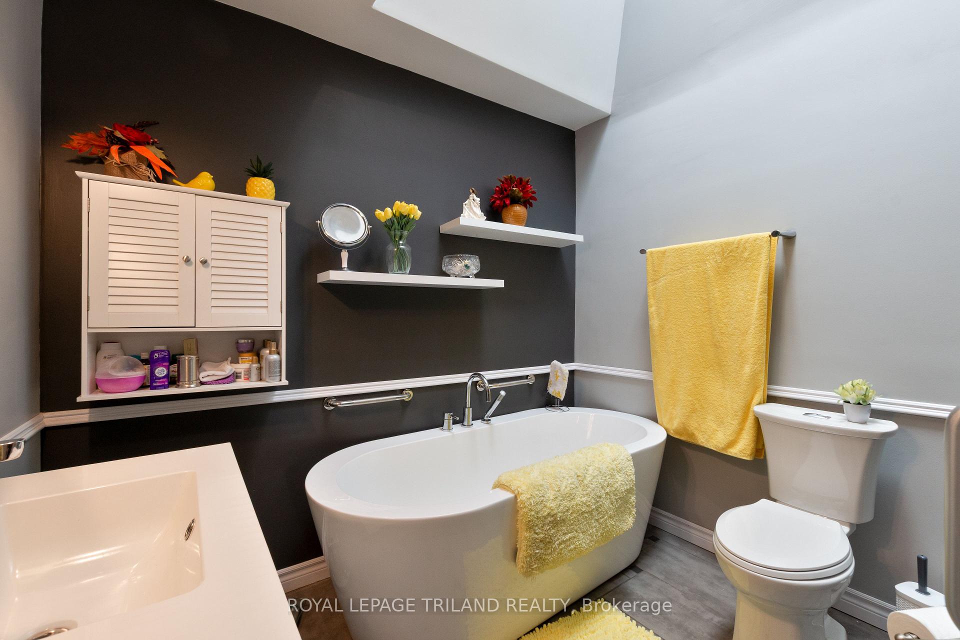 Photo 21 of 11 Gregory Place, St. Thomas — HOMEH