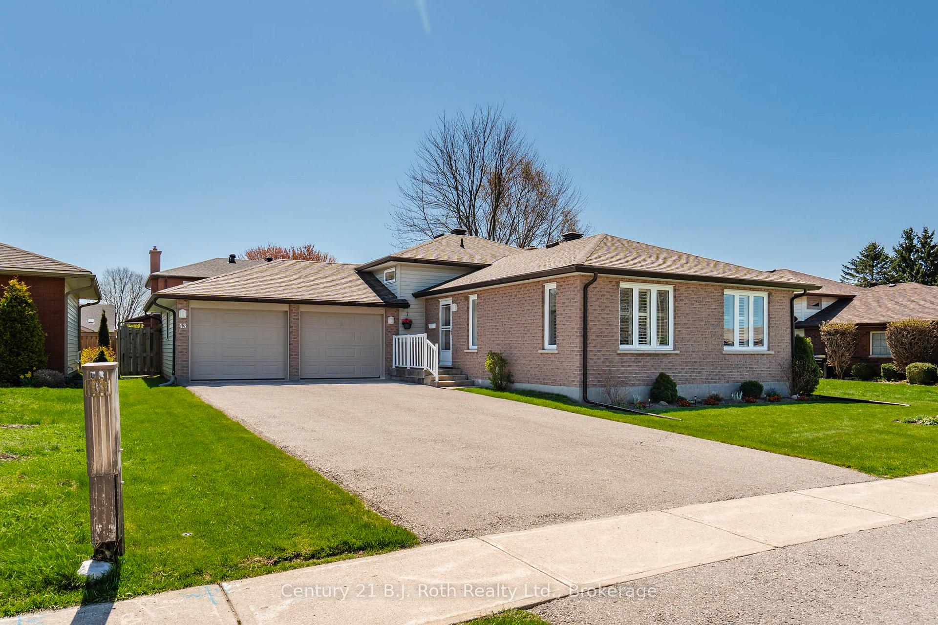 Photo 1 of 13 Archer Crescent, Springwater, Elmvale — HOMEH
