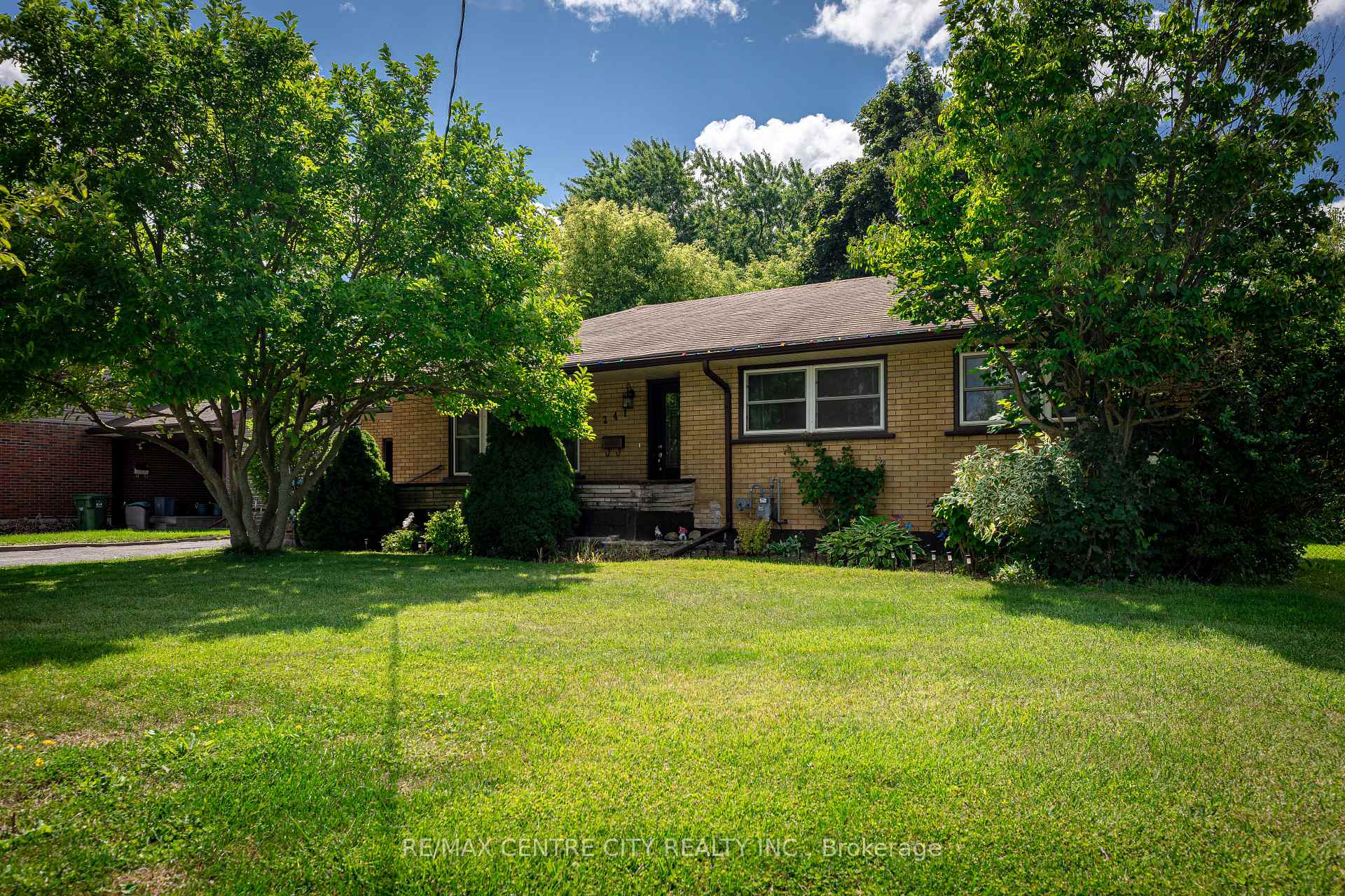 Photo 2 of 241 Forest Avenue, St. Thomas — HOMEH
