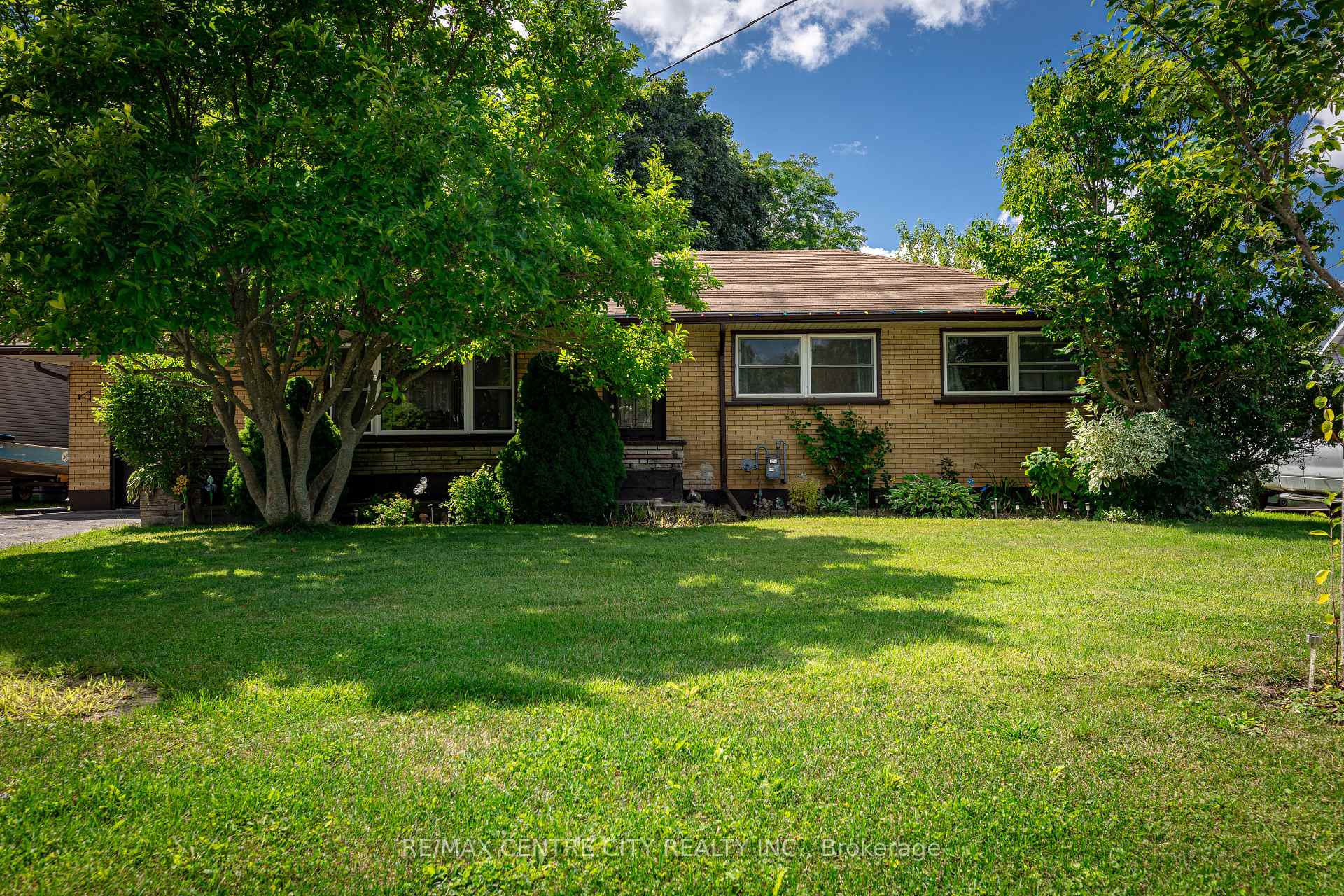 Photo 3 of 241 Forest Avenue, St. Thomas — HOMEH