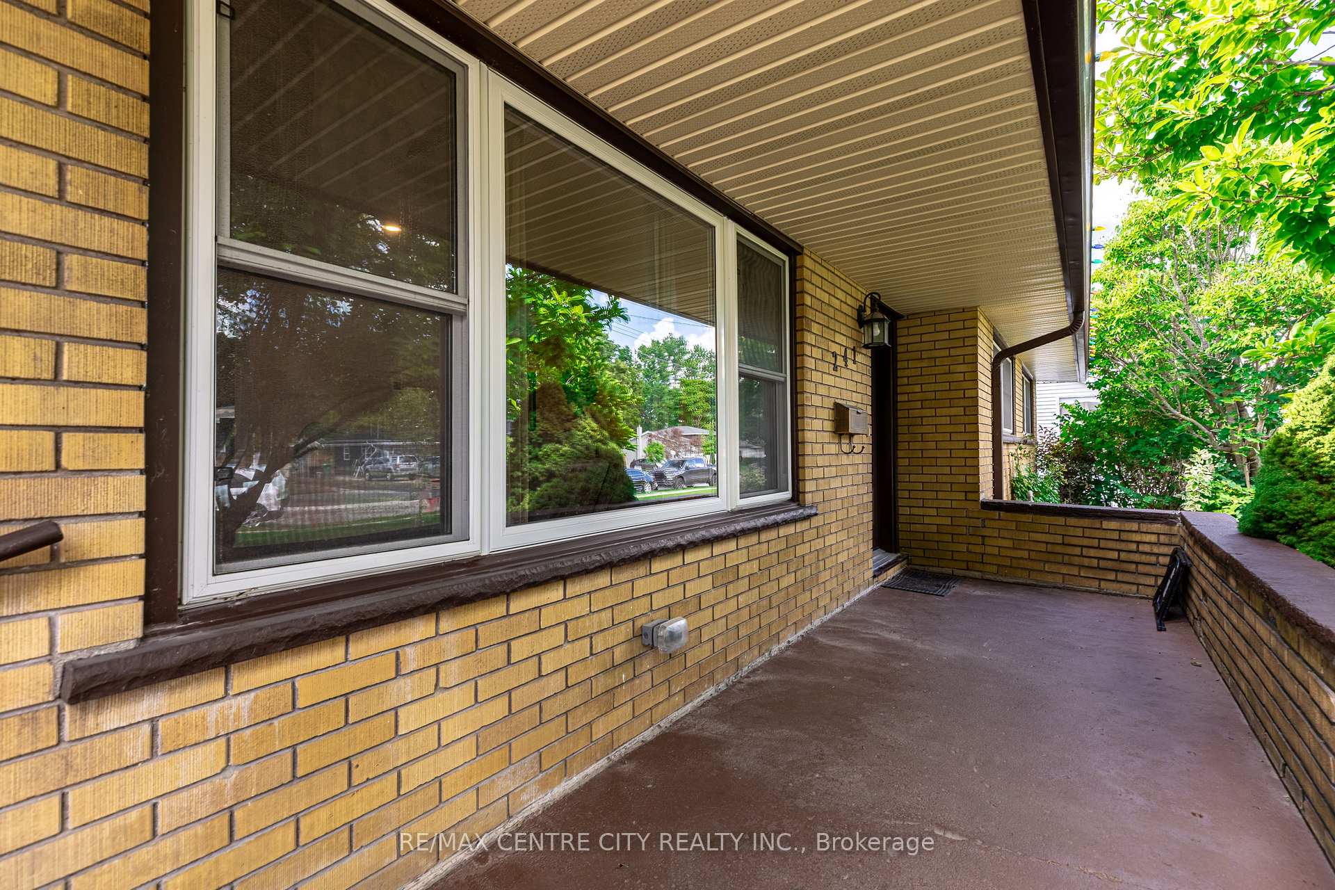 Photo 5 of 241 Forest Avenue, St. Thomas — HOMEH