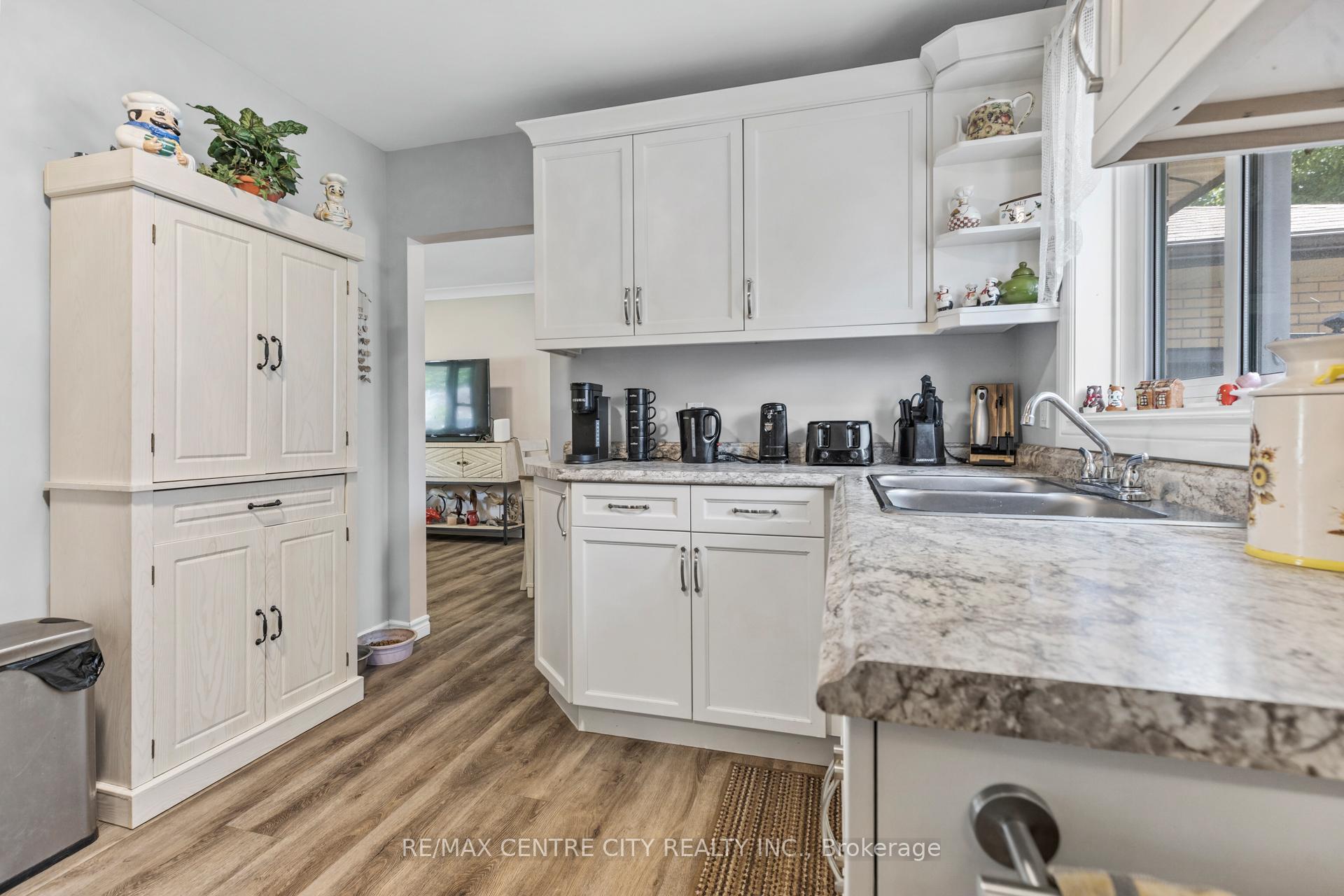 Photo 10 of 241 Forest Avenue, St. Thomas — HOMEH