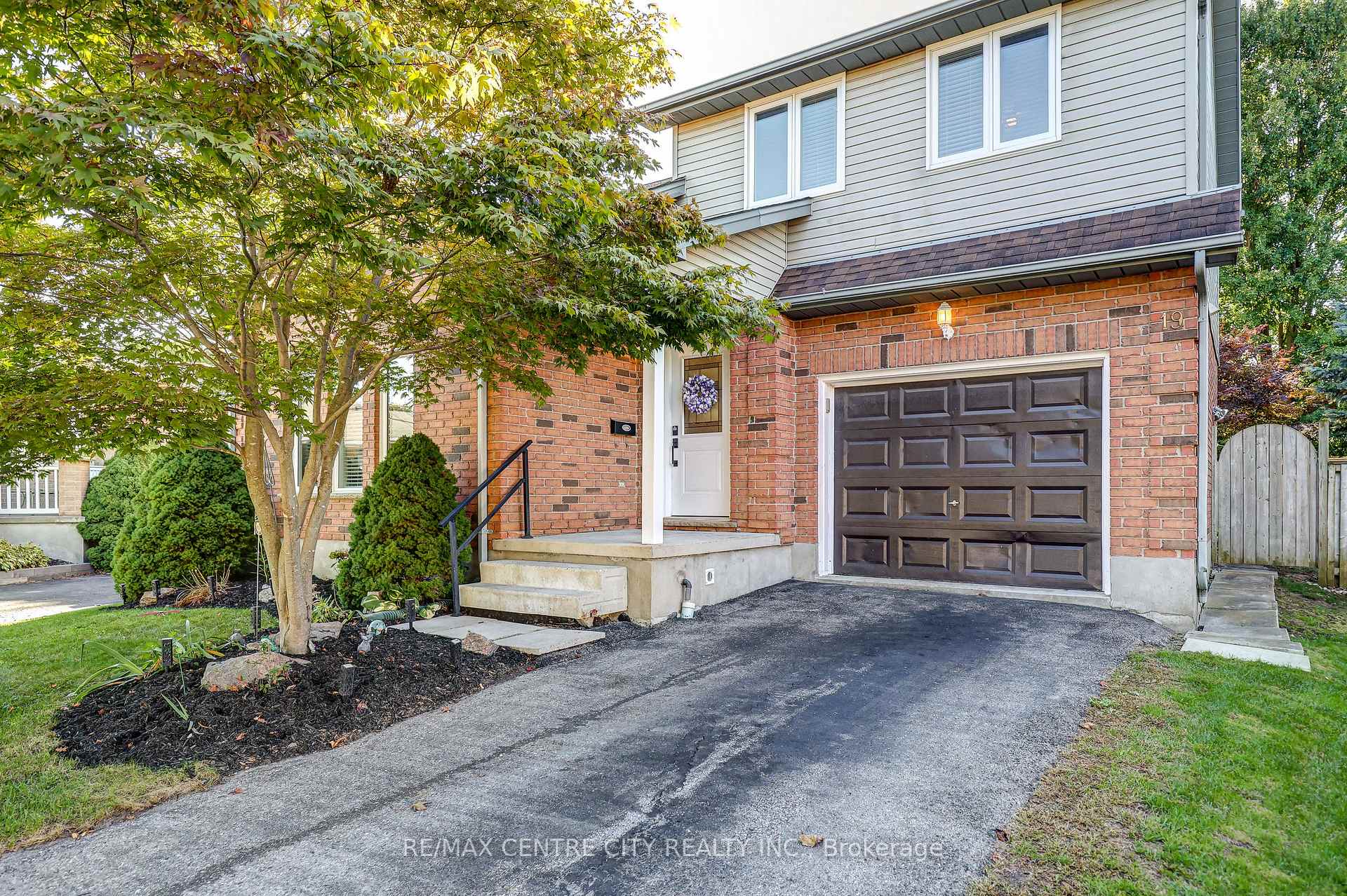 Photo 1 of 19 Lyford Court, St. Thomas — HOMEH