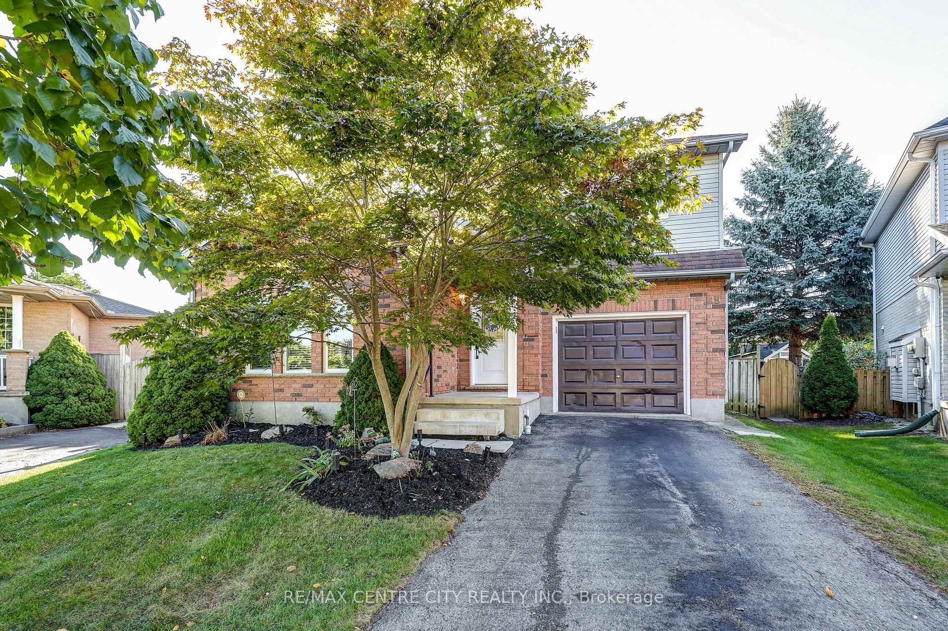 Photo 2 of 19 Lyford Court, St. Thomas — HOMEH