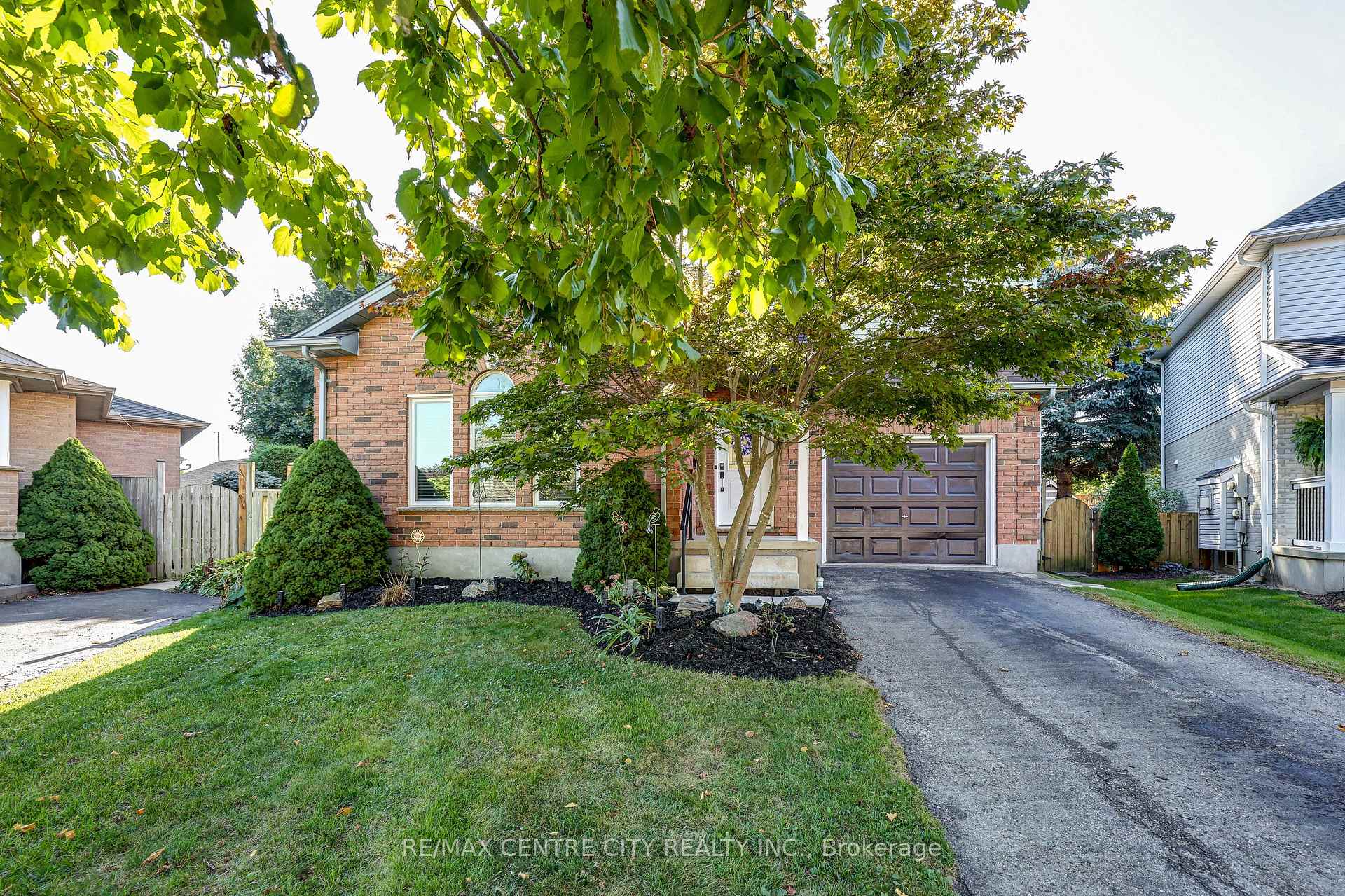 Photo 3 of 19 Lyford Court, St. Thomas — HOMEH